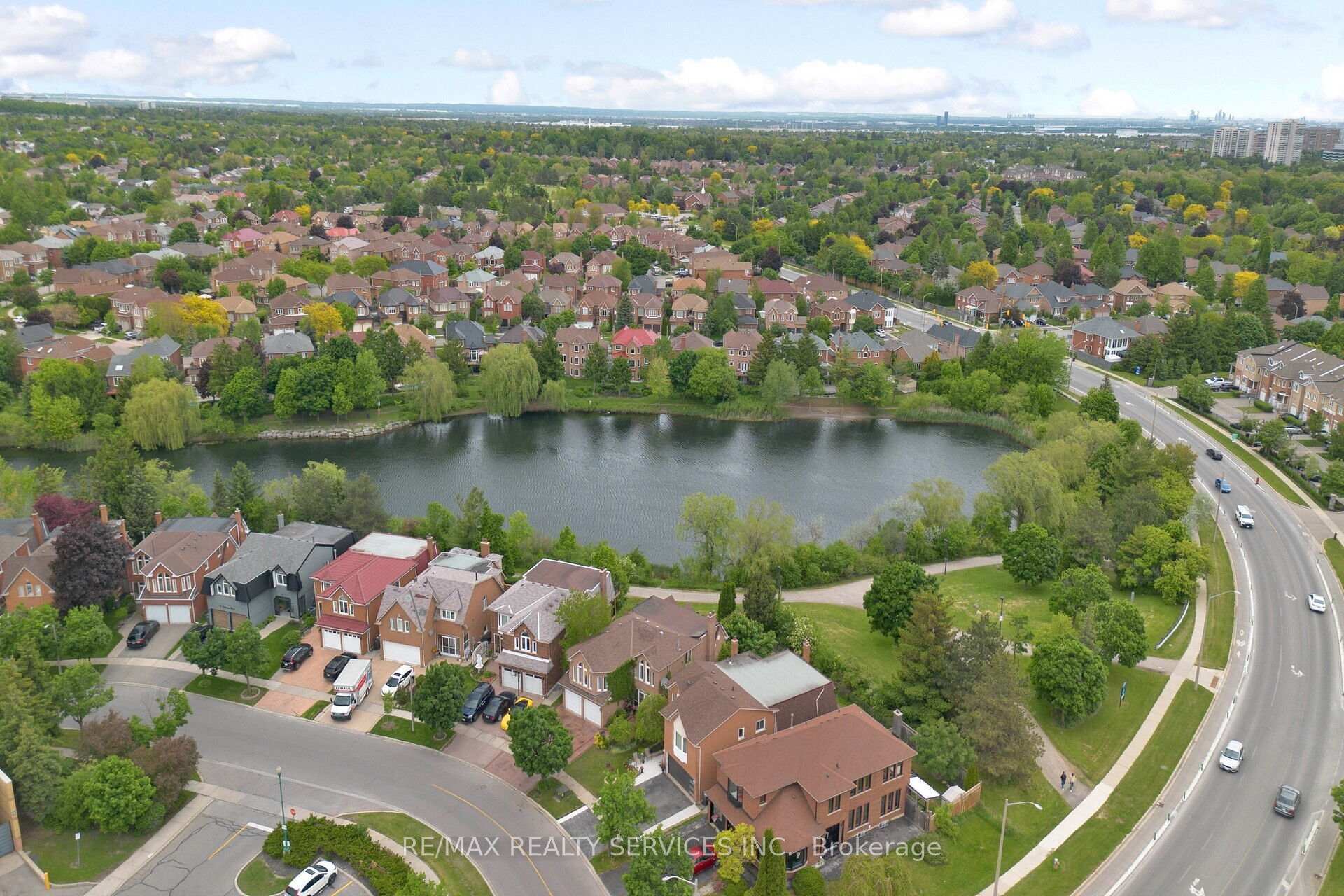 Photo 2 of 5 Lakeridge Drive, Brampton, Westgate — HOMEH