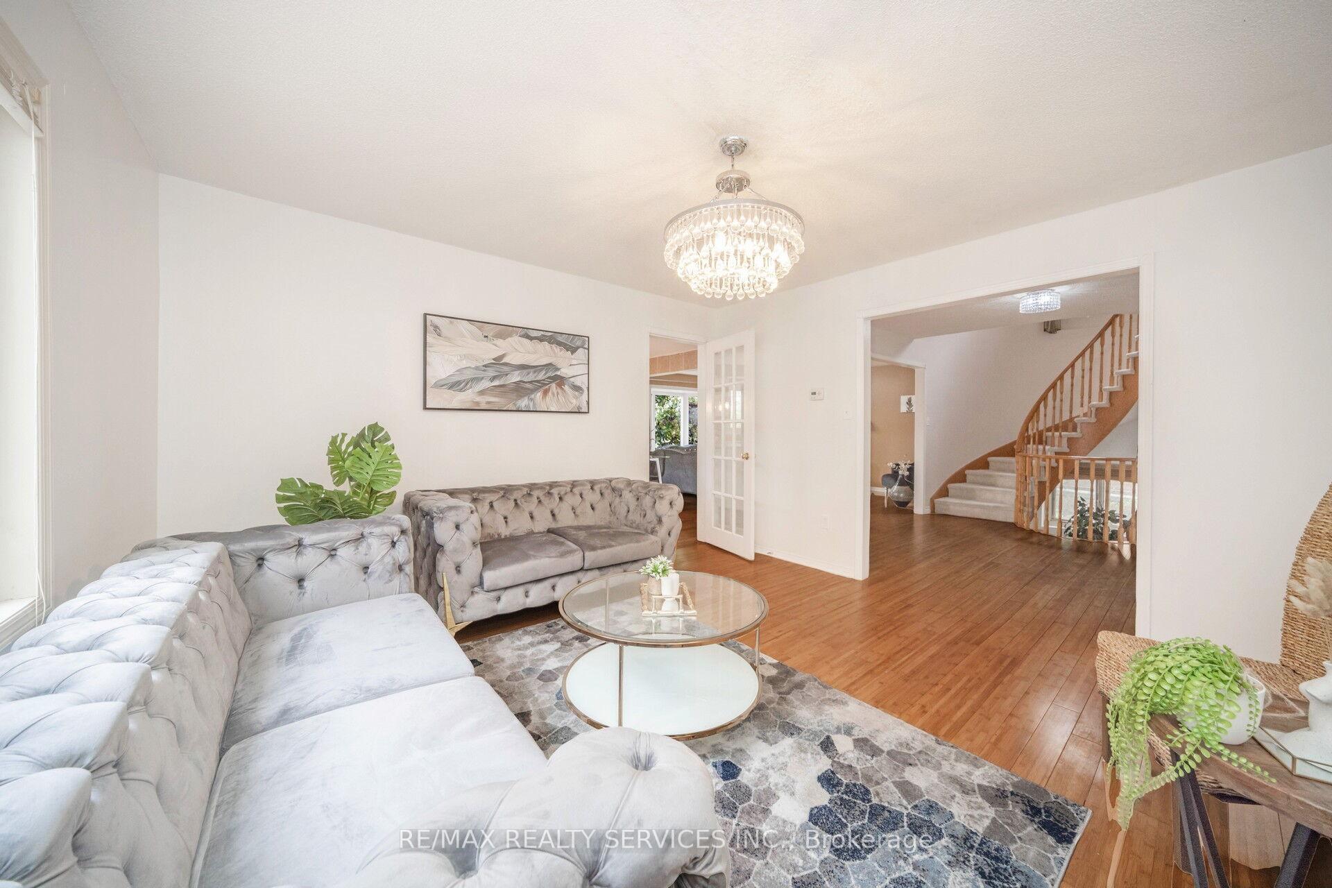 Photo 6 of 5 Lakeridge Drive, Brampton, Westgate — HOMEH