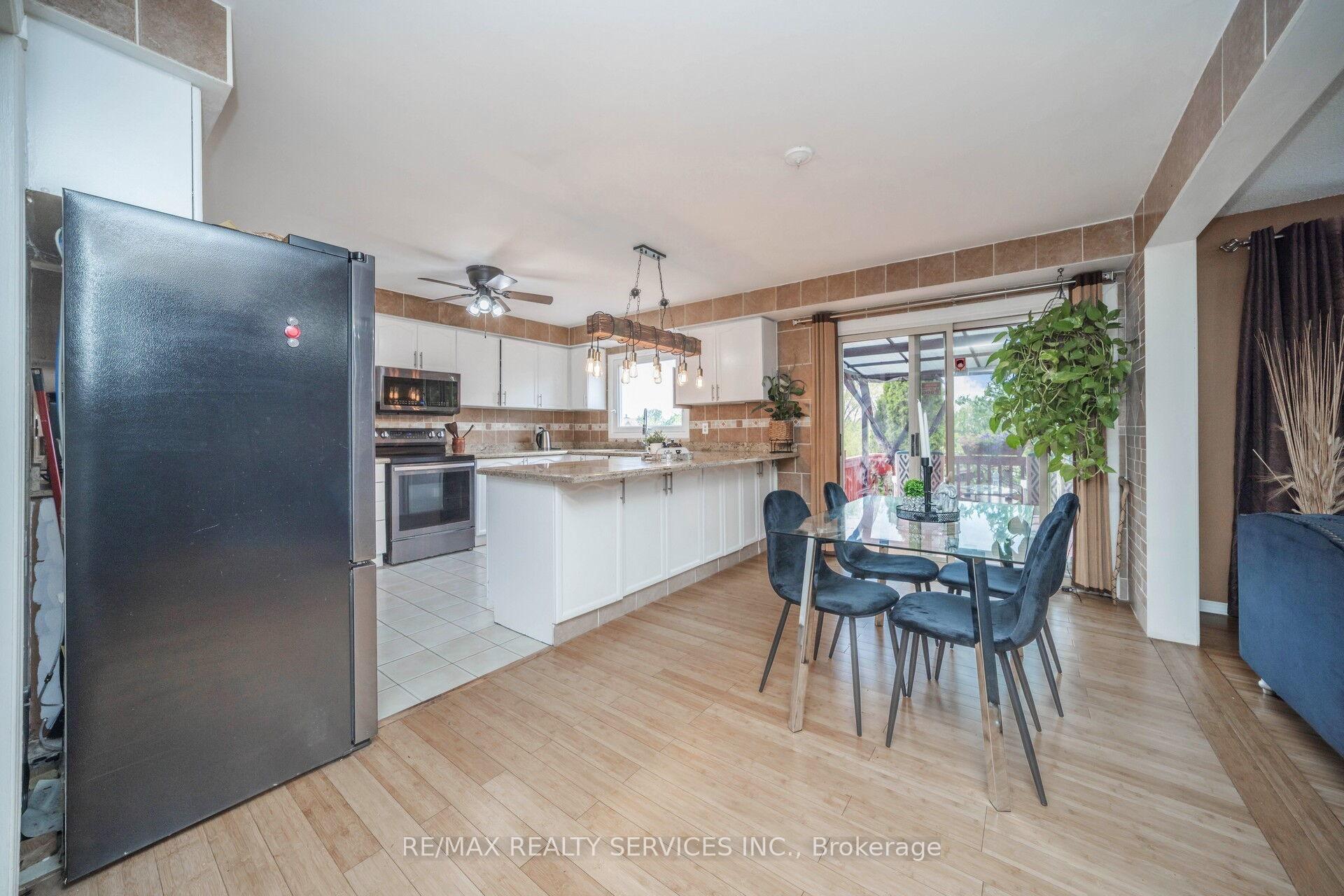 Photo 7 of 5 Lakeridge Drive, Brampton, Westgate — HOMEH