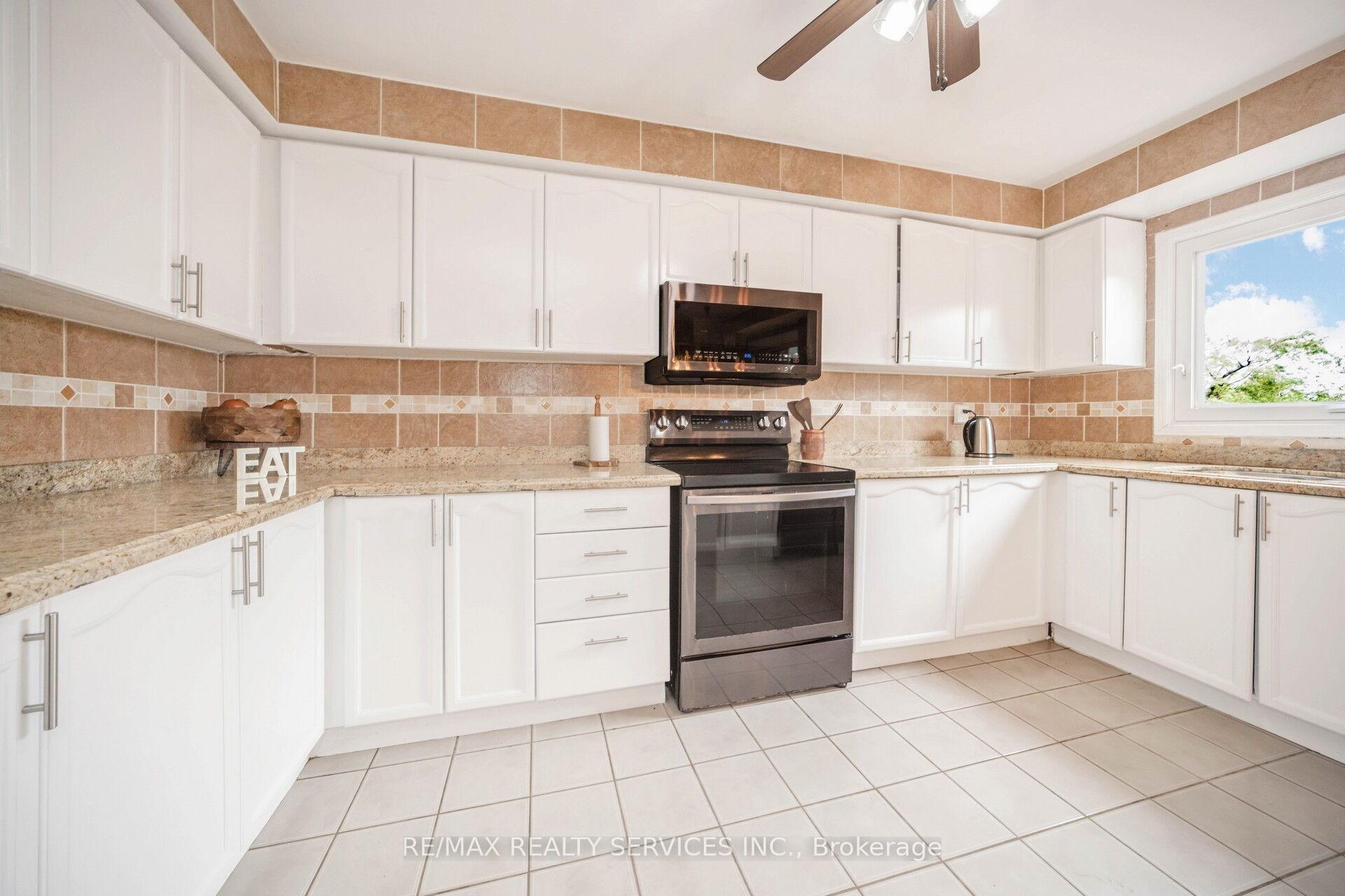 Photo 10 of 5 Lakeridge Drive, Brampton, Westgate — HOMEH
