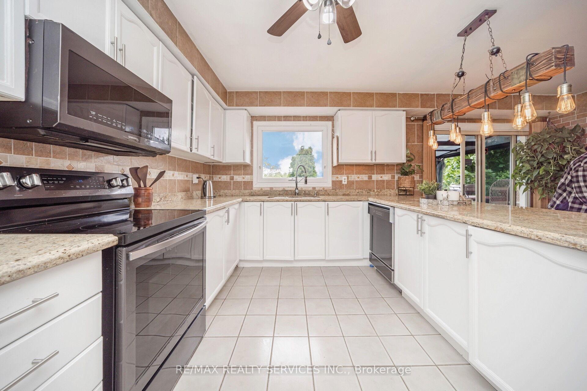Photo 11 of 5 Lakeridge Drive, Brampton, Westgate — HOMEH