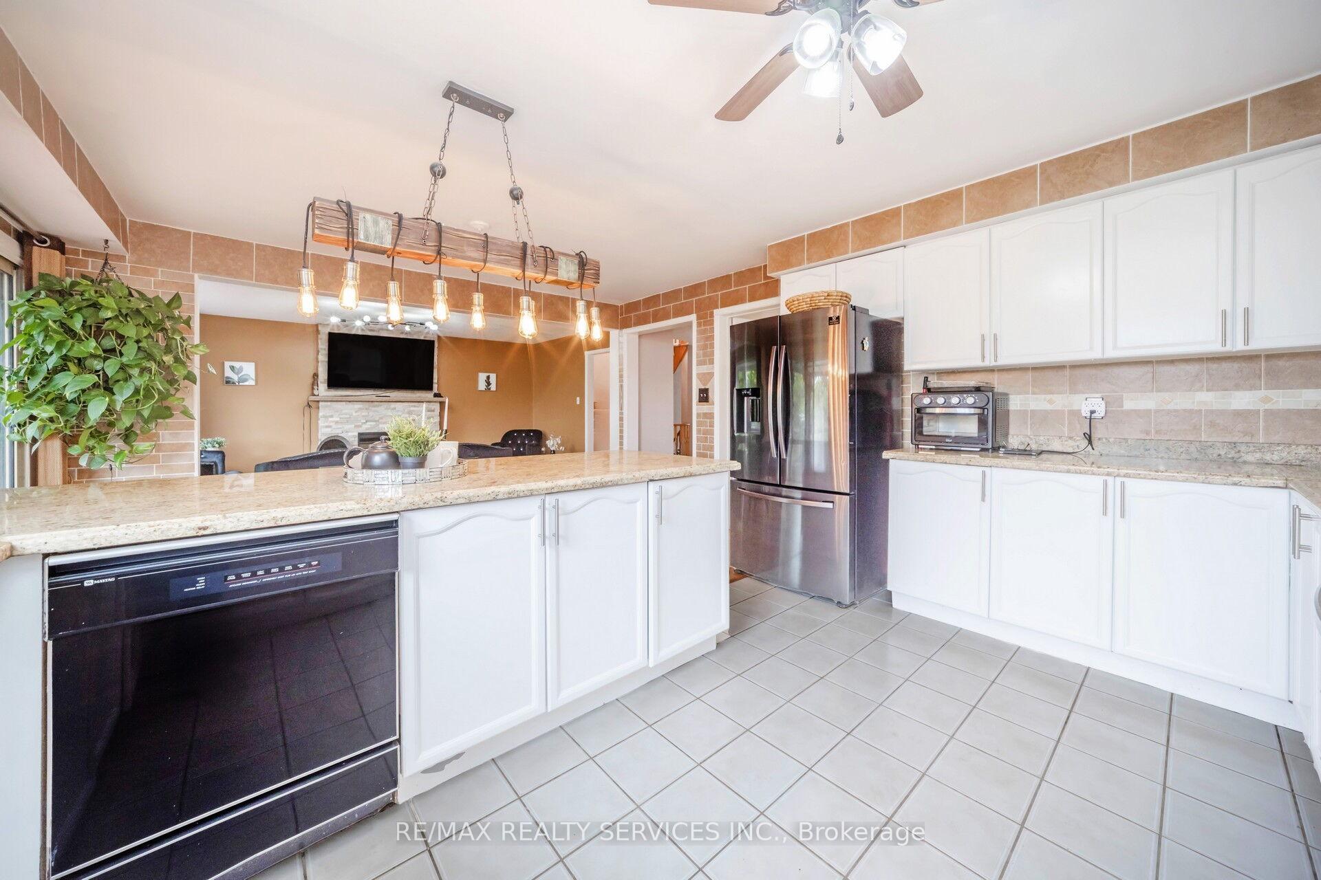Photo 12 of 5 Lakeridge Drive, Brampton, Westgate — HOMEH