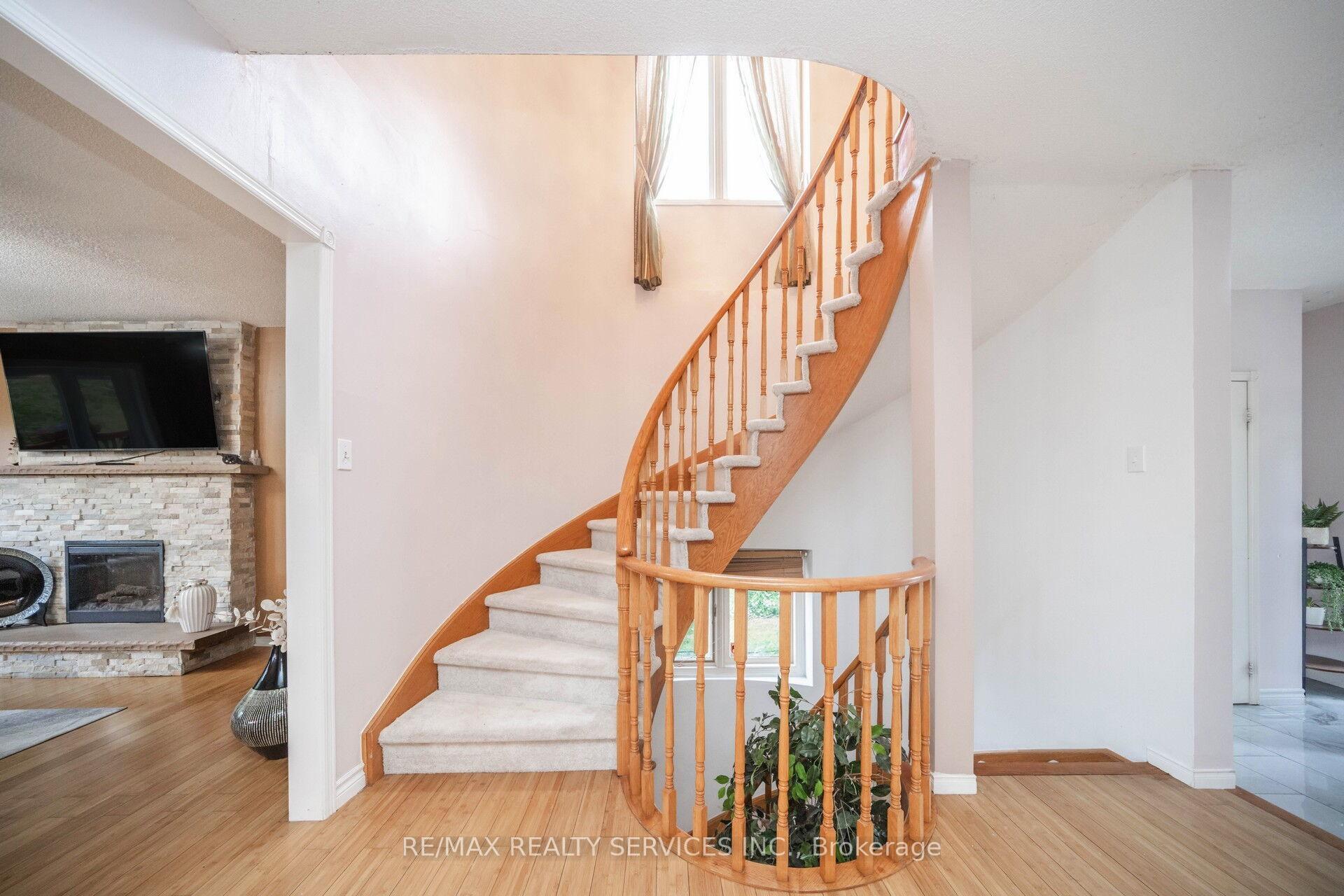 Photo 18 of 5 Lakeridge Drive, Brampton, Westgate — HOMEH