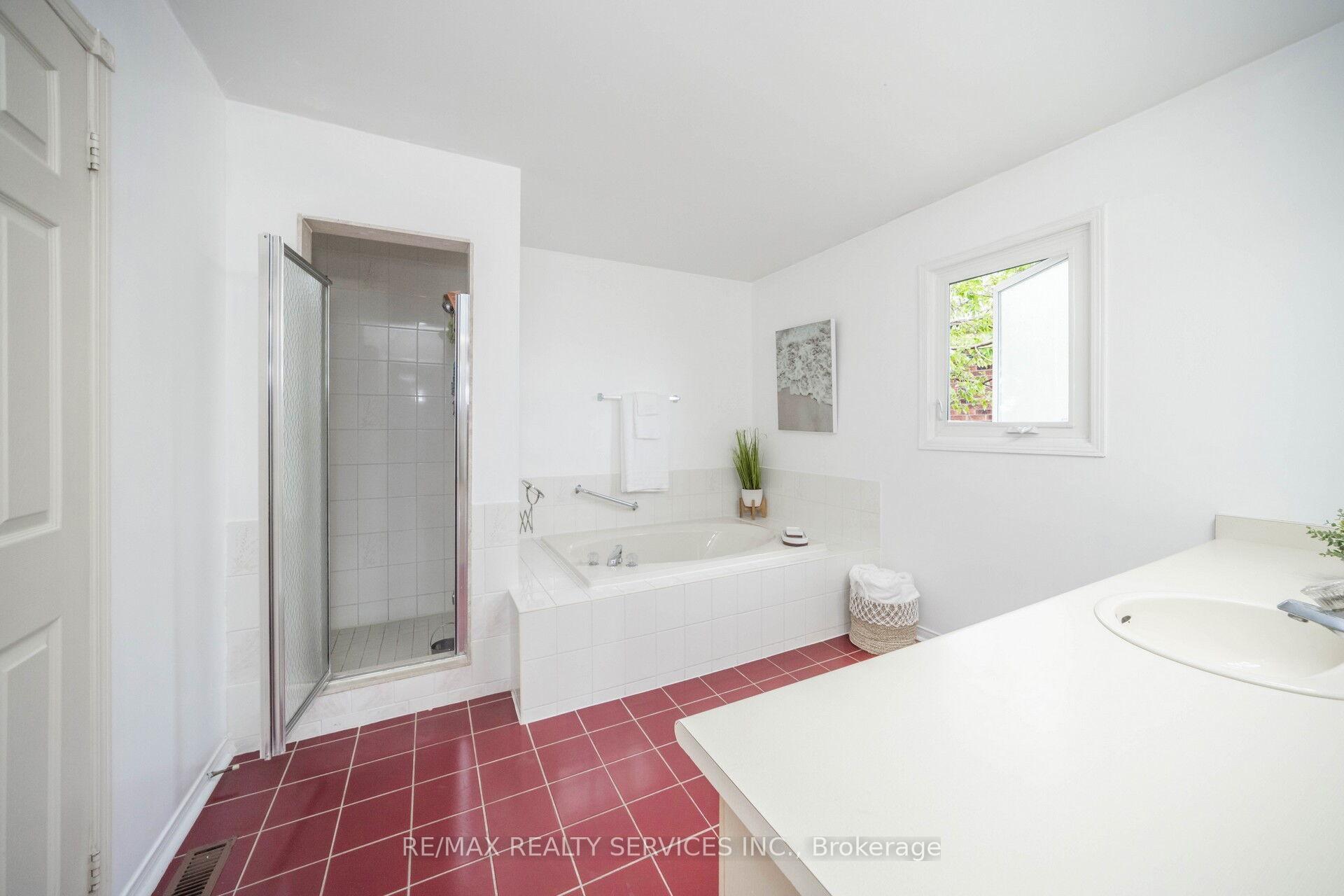 Photo 23 of 5 Lakeridge Drive, Brampton, Westgate — HOMEH