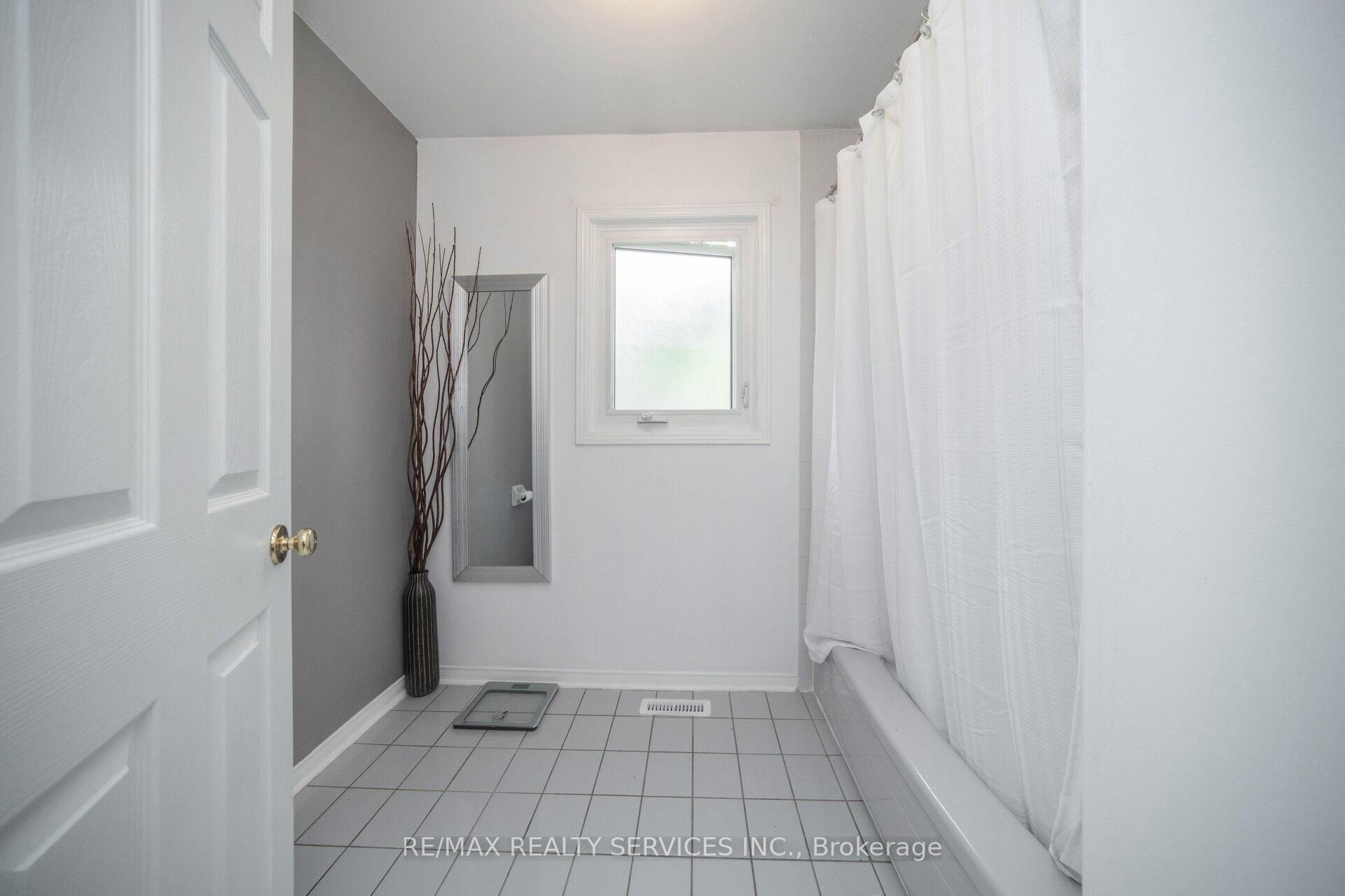 Photo 29 of 5 Lakeridge Drive, Brampton, Westgate — HOMEH