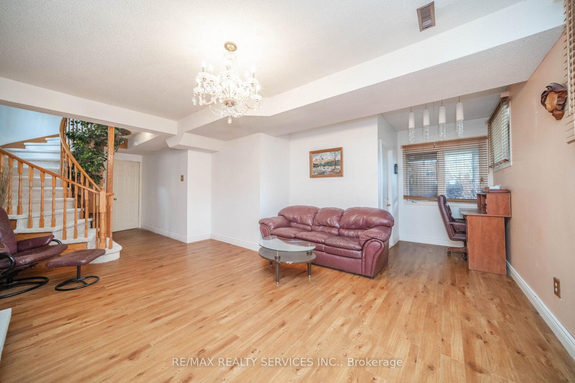 Photo 36 of 5 Lakeridge Drive, Brampton, Westgate — HOMEH
