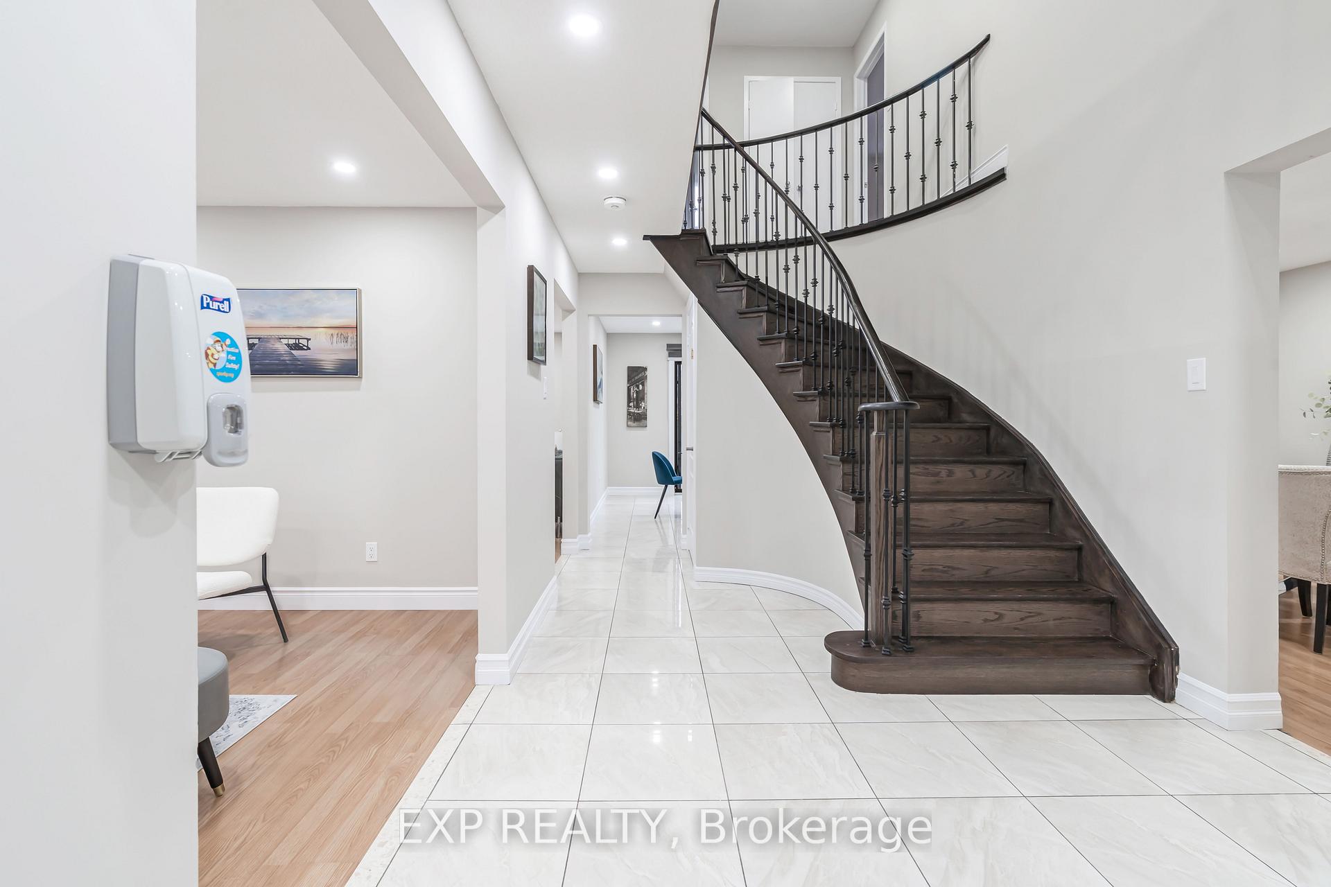 Photo 3 of 48 La Rose Court, Brampton, Heart Lake West — HOMEH