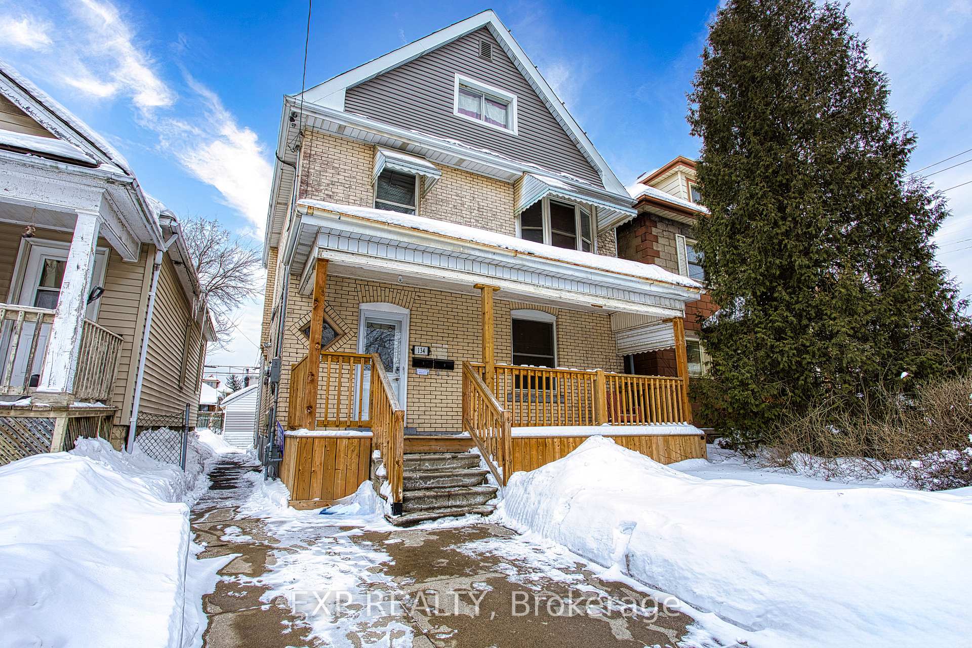 Front of 134 Rosslyn Avenue N