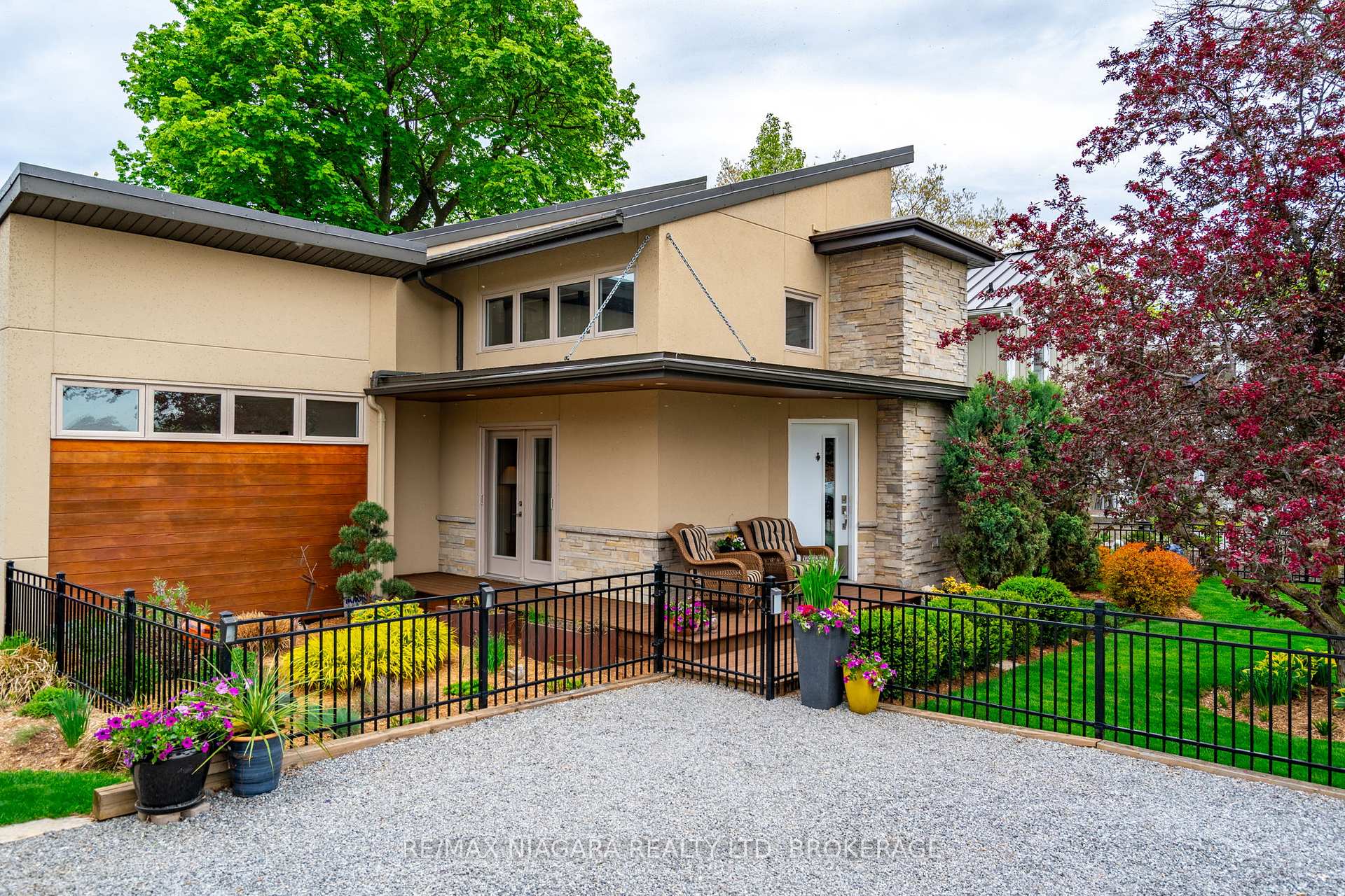 Photo 2 of 1134 Lakeshore Road W, St. Catharines, Rural Port — HOMEH