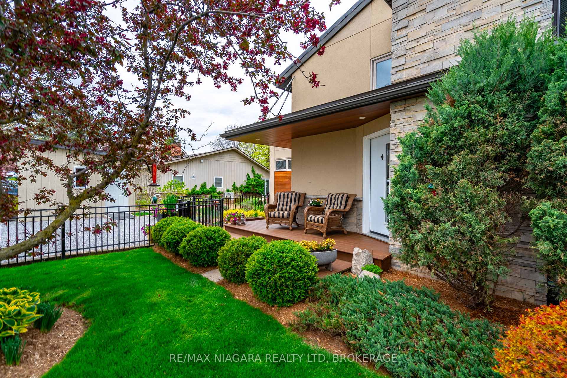 Photo 3 of 1134 Lakeshore Road W, St. Catharines, Rural Port — HOMEH