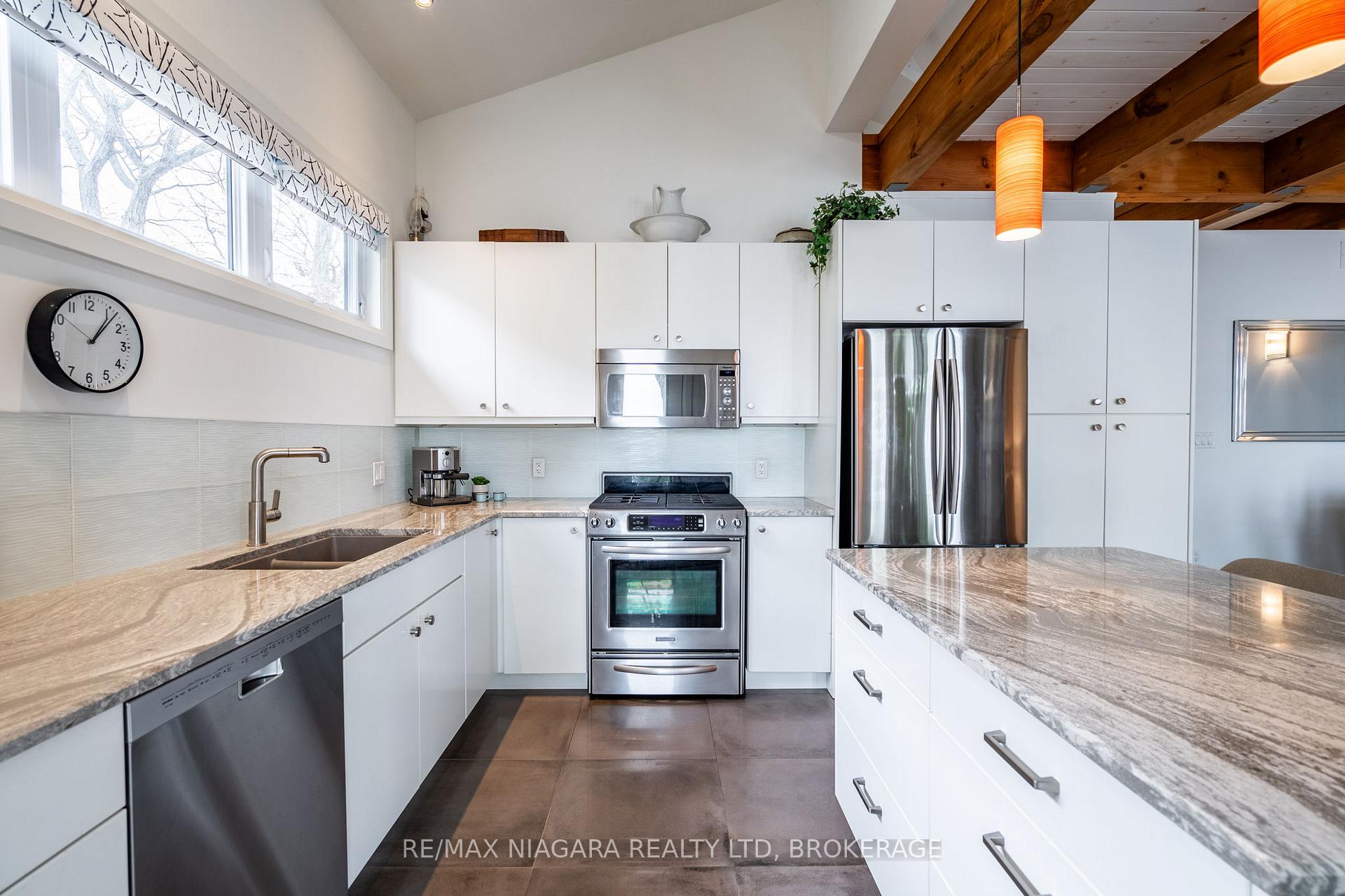 Photo 11 of 1134 Lakeshore Road W, St. Catharines, Rural Port — HOMEH