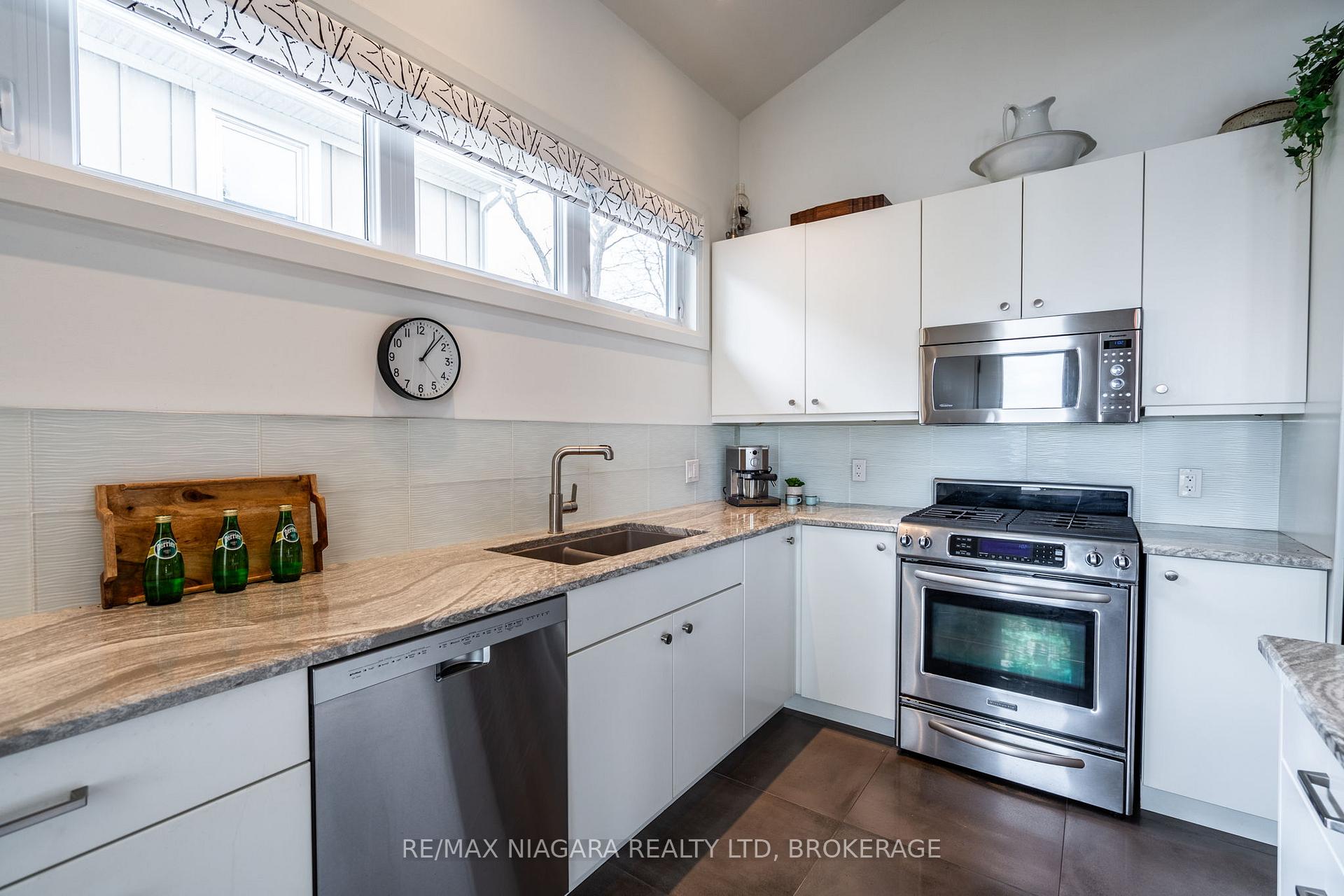 Photo 12 of 1134 Lakeshore Road W, St. Catharines, Rural Port — HOMEH
