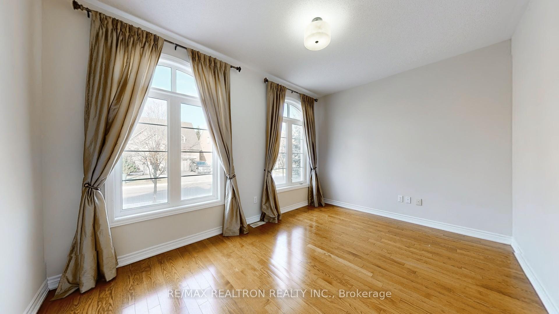 Photo 3 of 21 Pointon Street, Aurora, Bayview Northeast — HOMEH