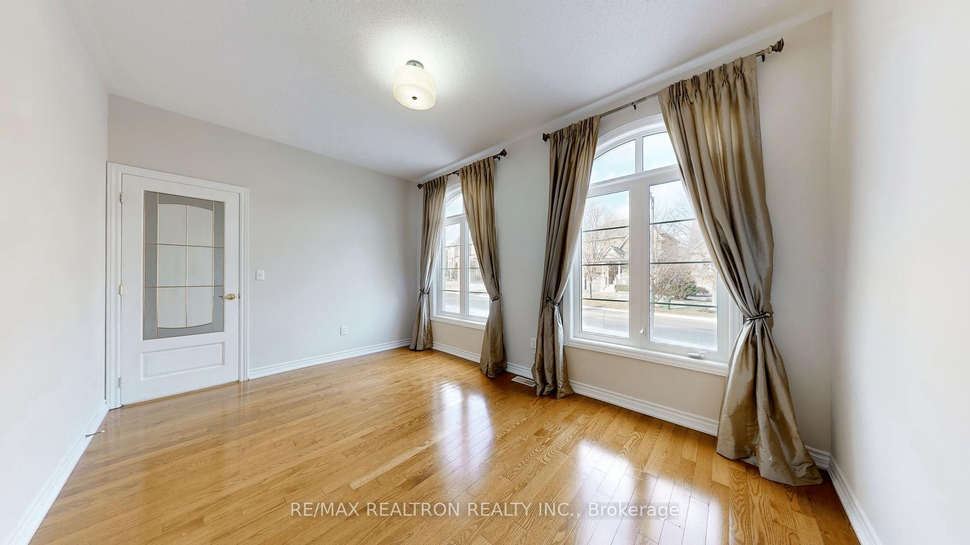 Photo 4 of 21 Pointon Street, Aurora, Bayview Northeast — HOMEH