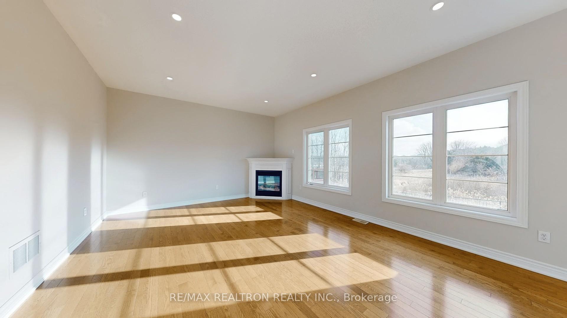 Photo 6 of 21 Pointon Street, Aurora, Bayview Northeast — HOMEH