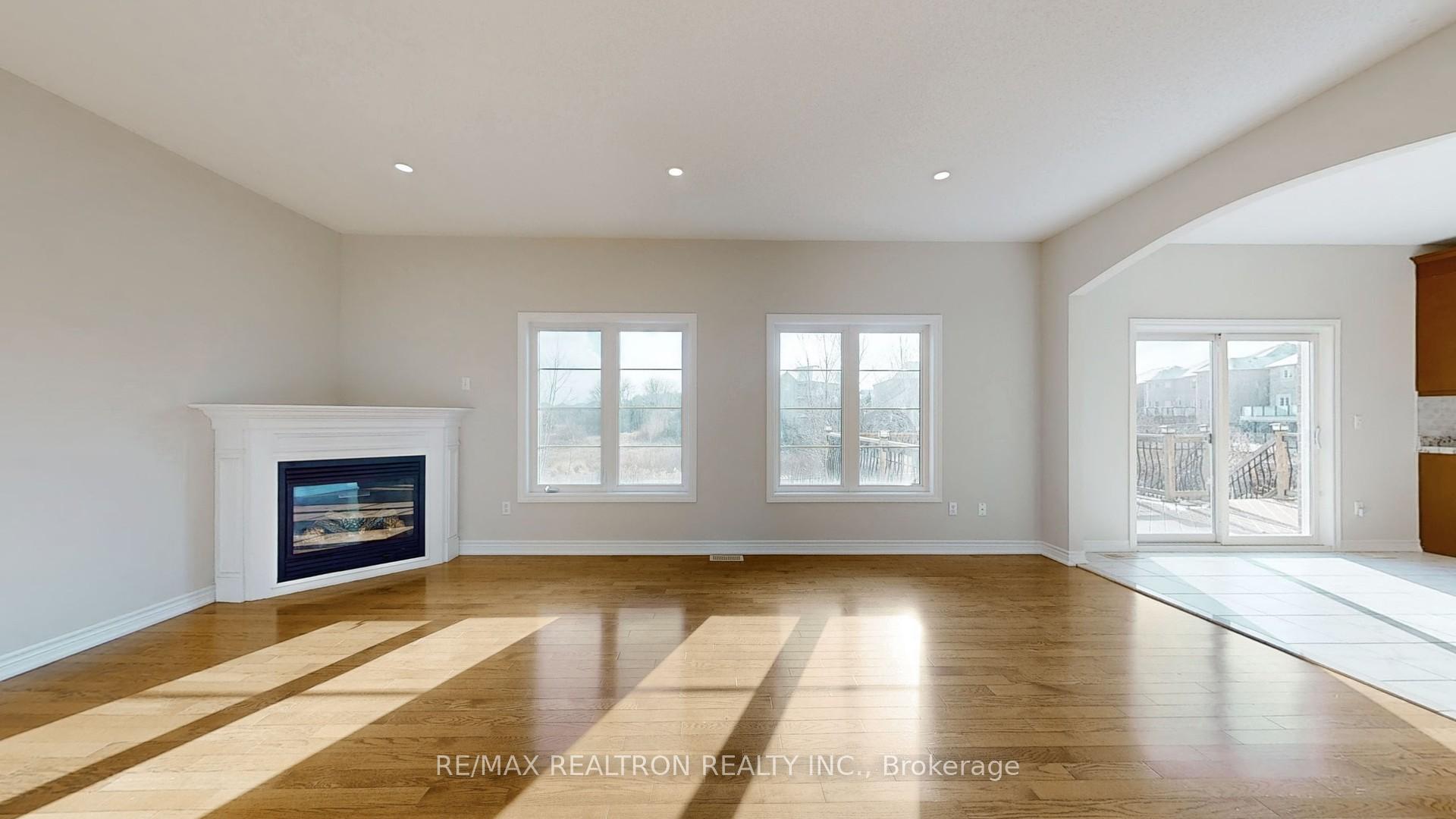Photo 8 of 21 Pointon Street, Aurora, Bayview Northeast — HOMEH