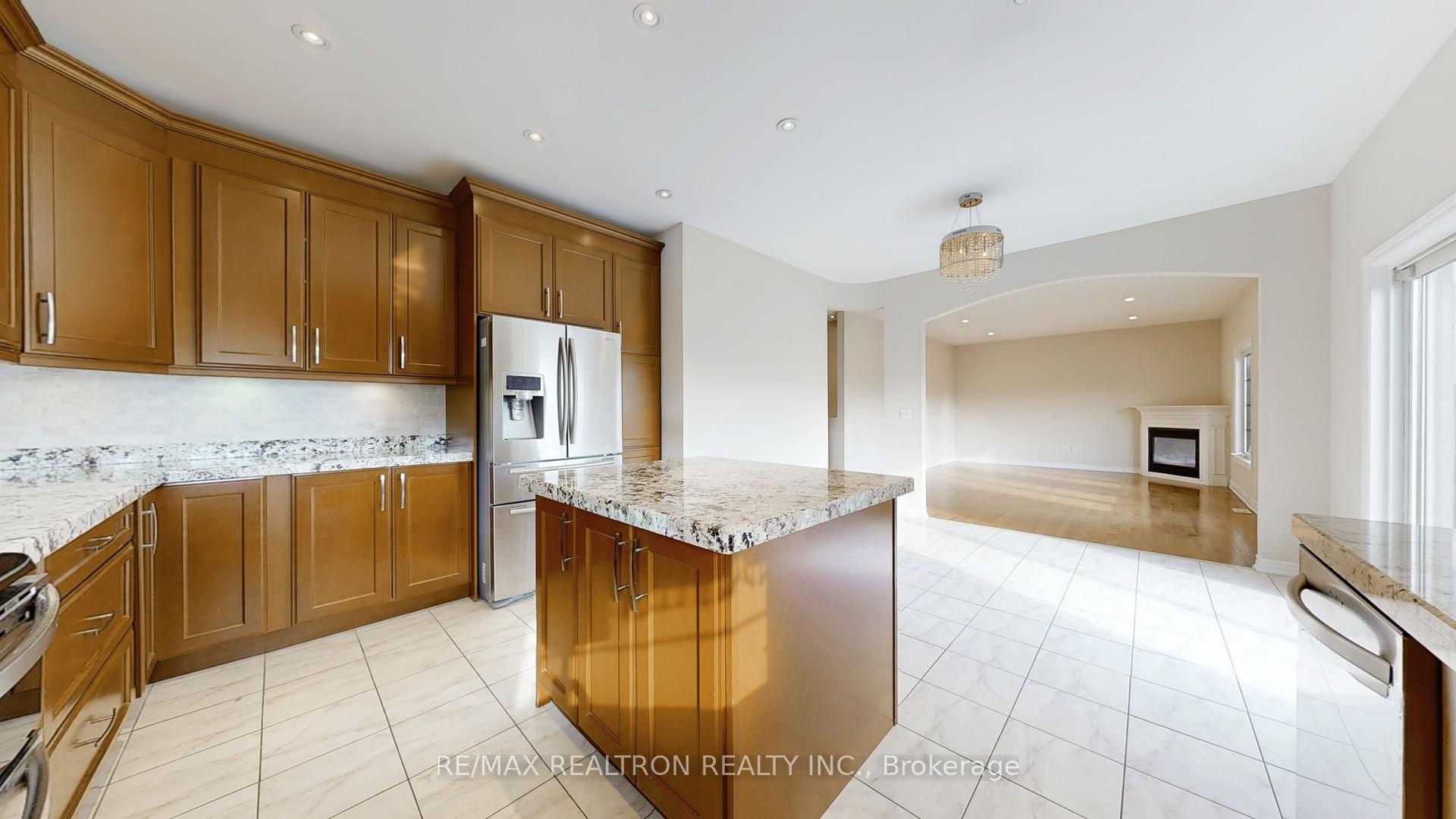 Photo 9 of 21 Pointon Street, Aurora, Bayview Northeast — HOMEH