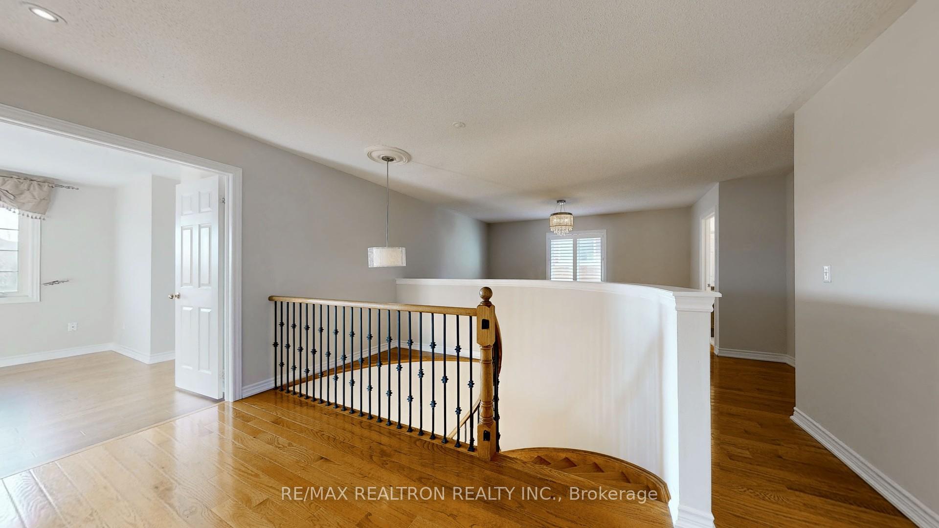 Photo 12 of 21 Pointon Street, Aurora, Bayview Northeast — HOMEH