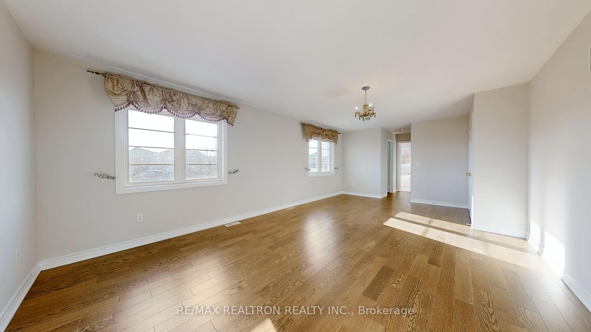 Photo 13 of 21 Pointon Street, Aurora, Bayview Northeast — HOMEH