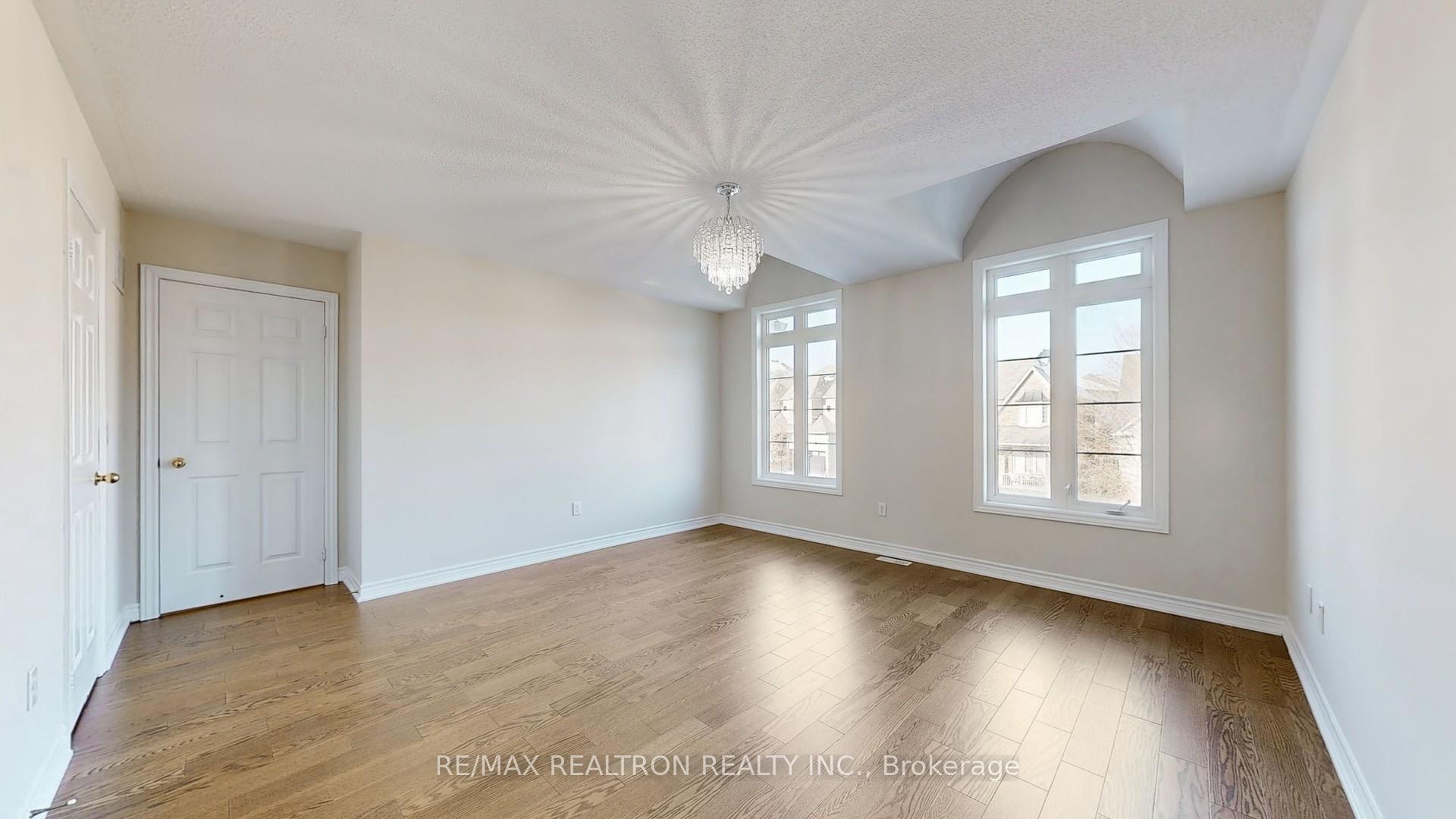 Photo 14 of 21 Pointon Street, Aurora, Bayview Northeast — HOMEH