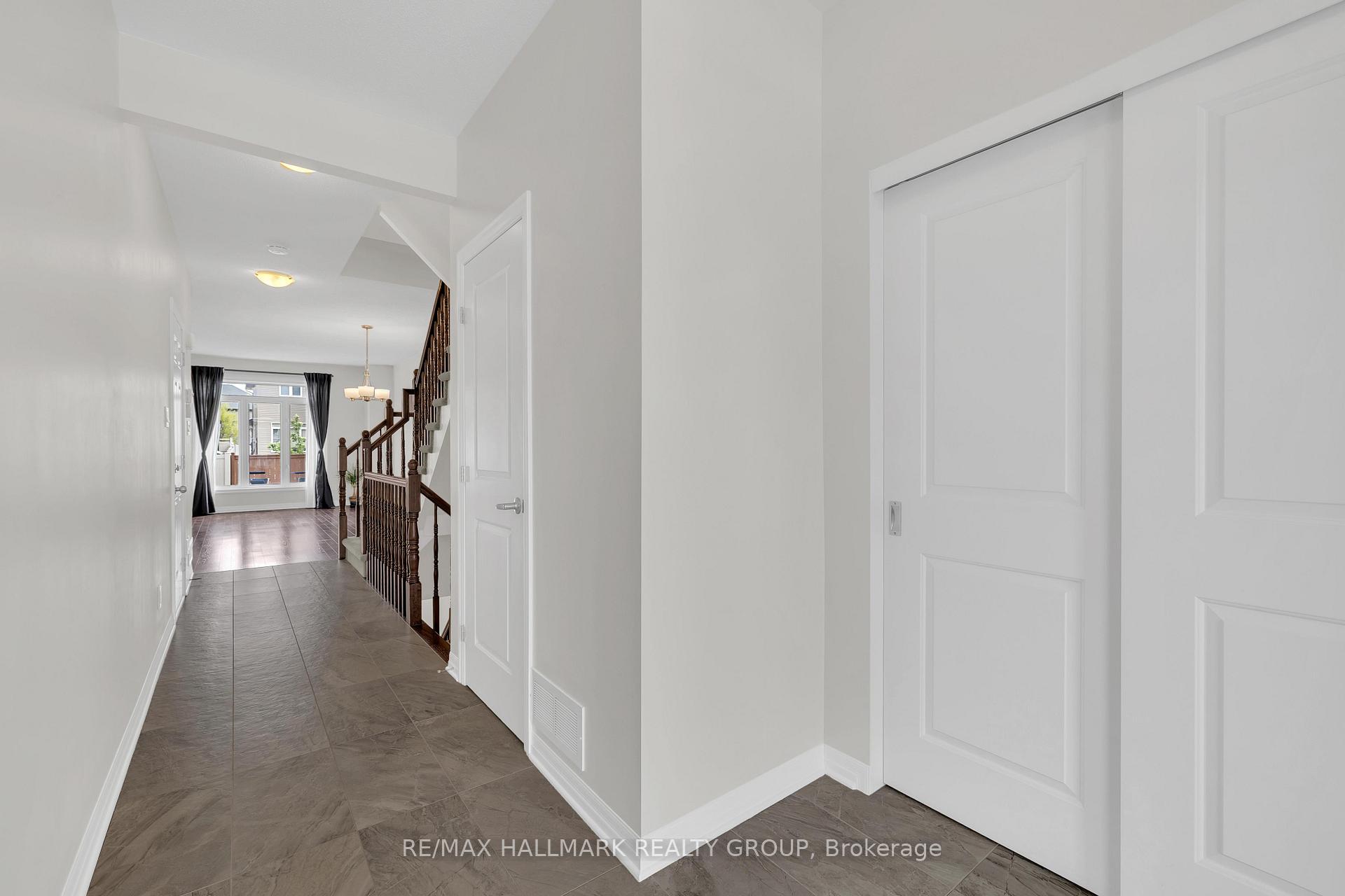 Photo 3 of 1022 Cobble Hill Drive, Ottawa, Barrhaven - Cedargrove/Fraserdale — HOMEH