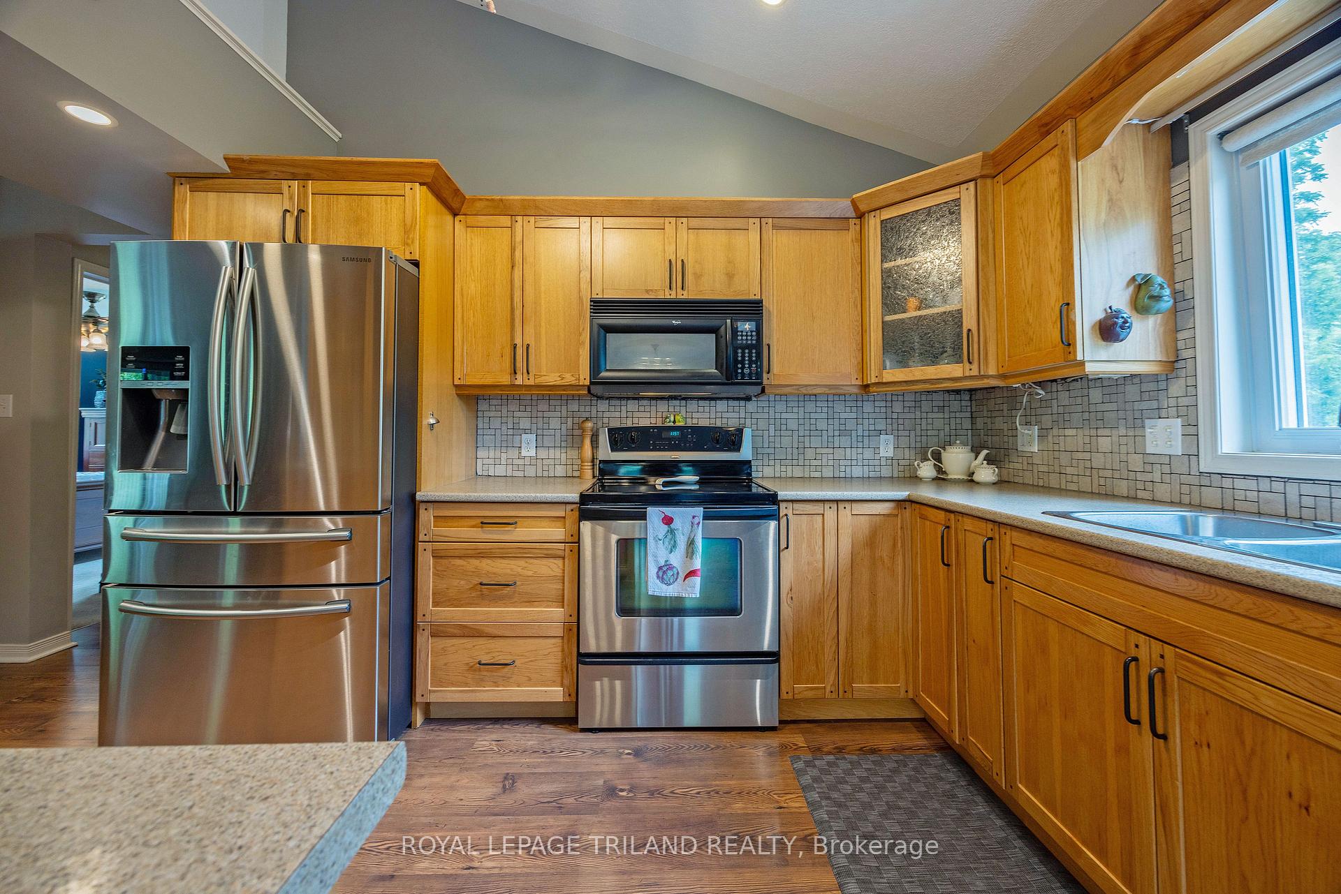 Photo 5 of 20 Omemee Street N, St. Thomas — HOMEH