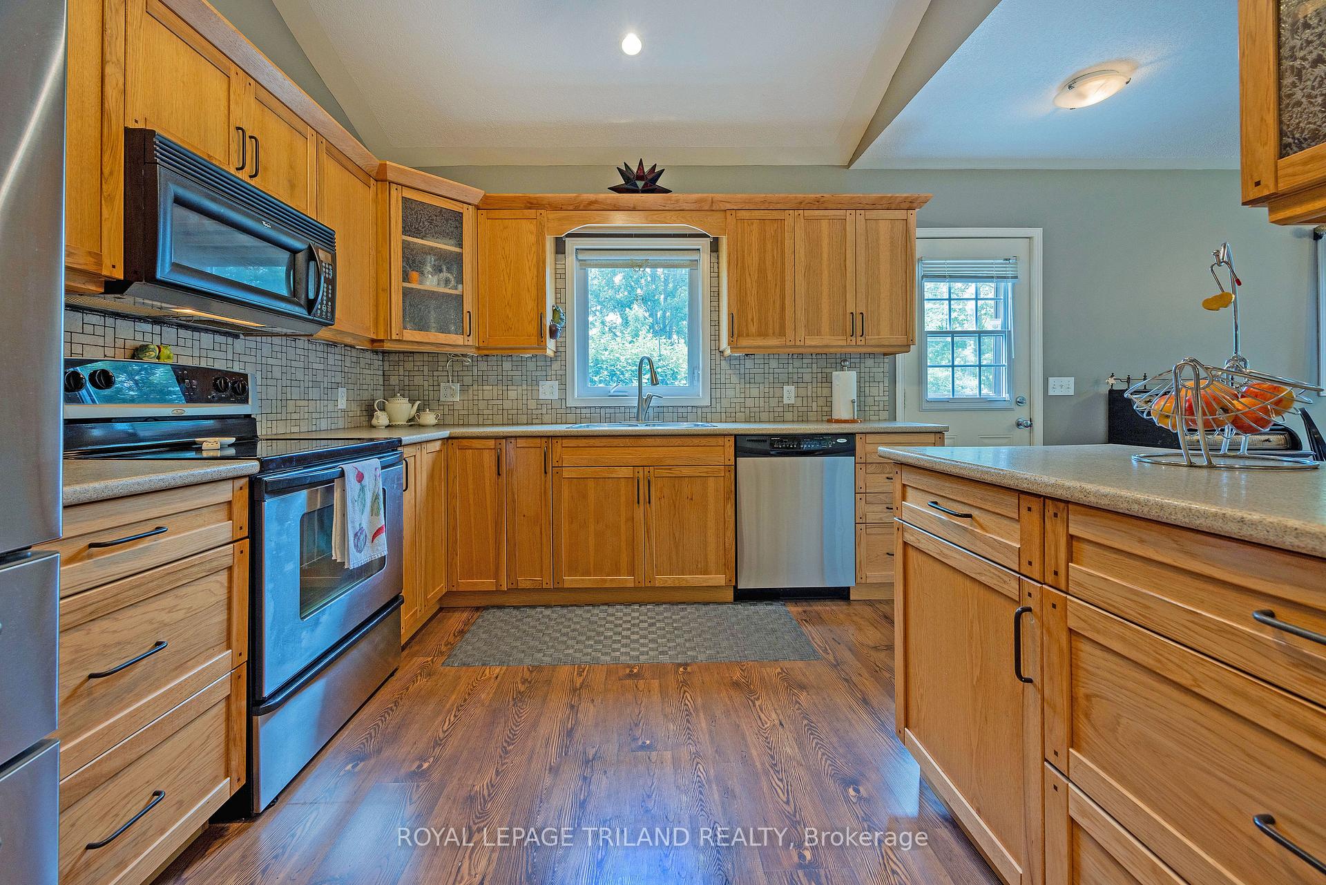 Photo 6 of 20 Omemee Street N, St. Thomas — HOMEH