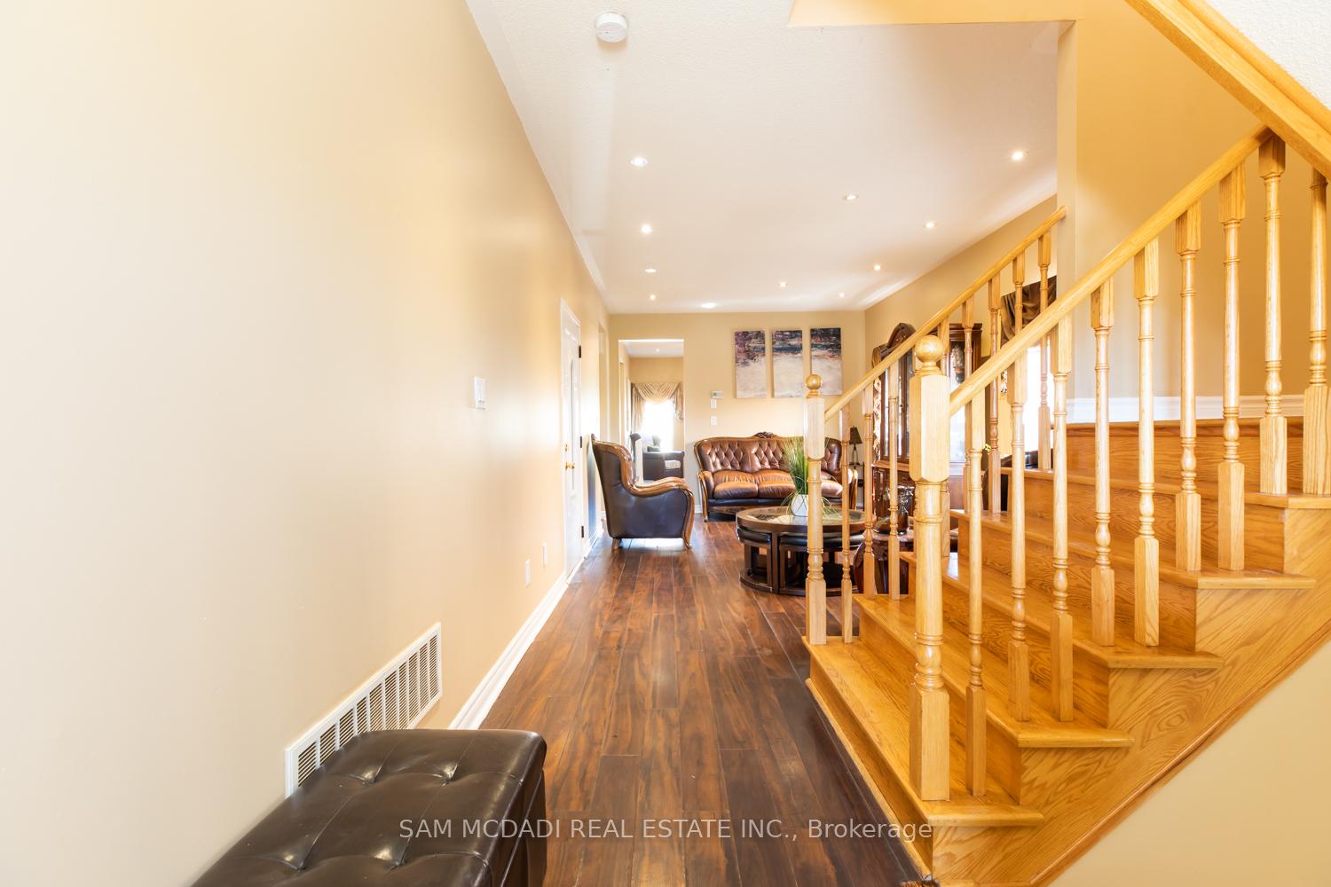 Photo 10 of 51 Personna Circle, Brampton, Credit Valley — HOMEH
