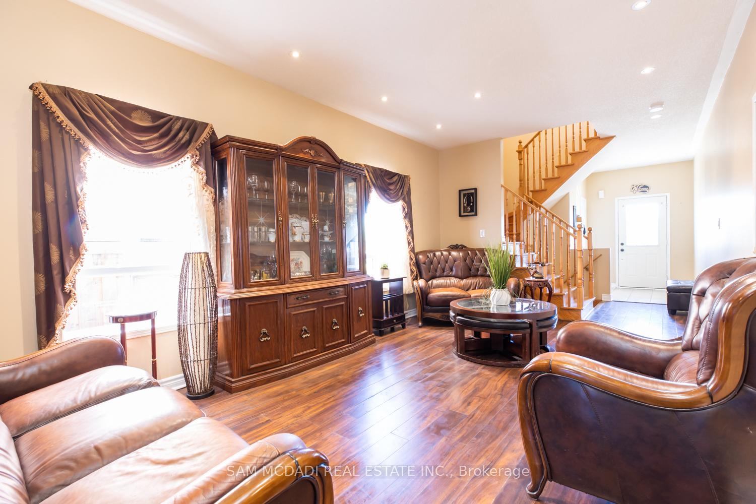 Photo 11 of 51 Personna Circle, Brampton, Credit Valley — HOMEH