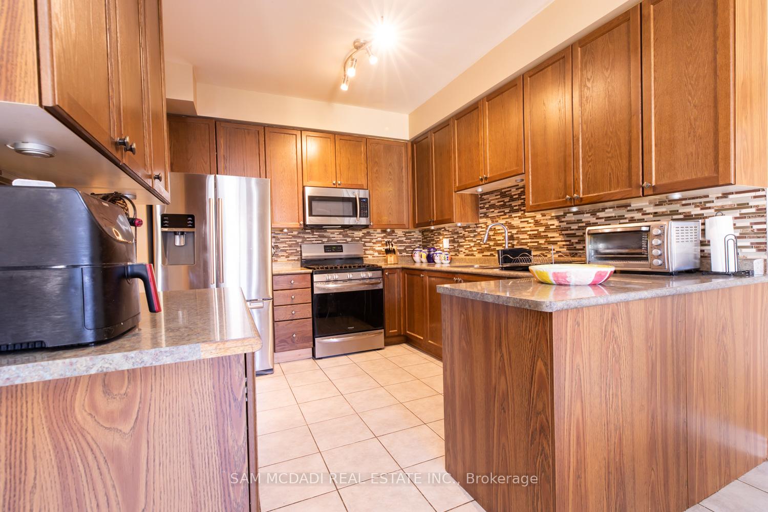 Photo 16 of 51 Personna Circle, Brampton, Credit Valley — HOMEH
