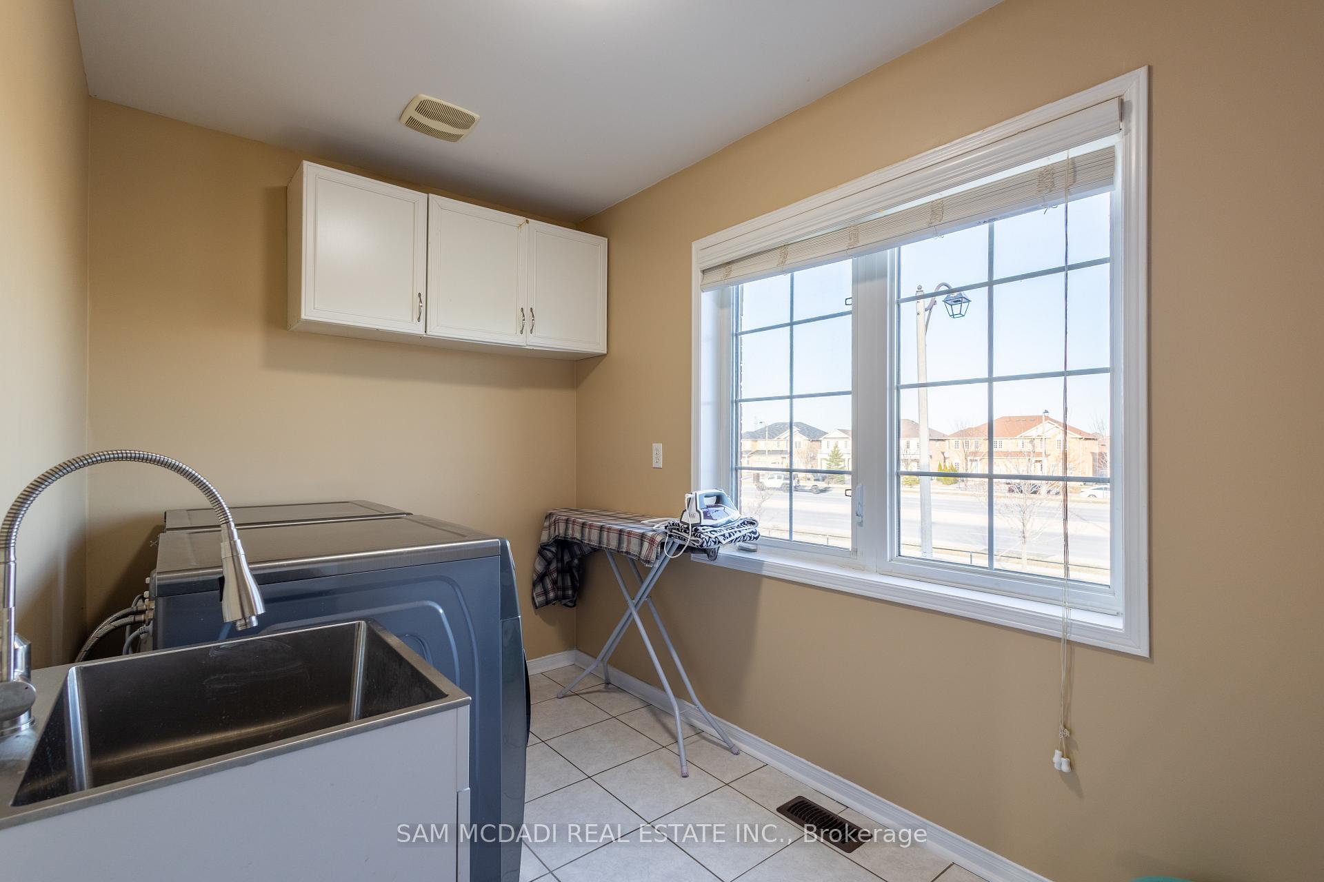 Photo 23 of 51 Personna Circle, Brampton, Credit Valley — HOMEH