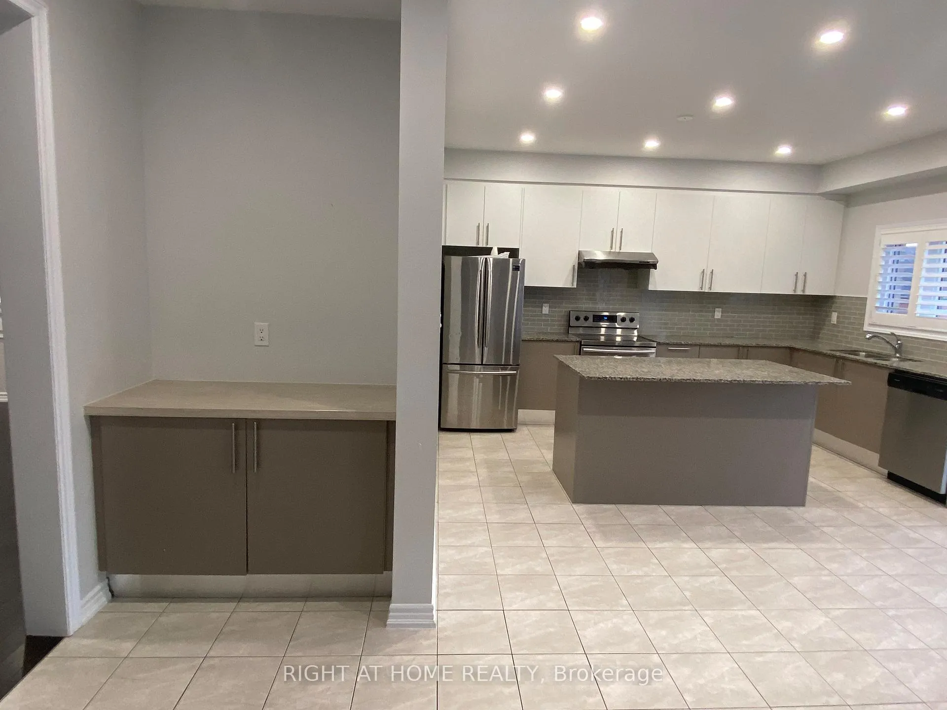 Photo 12 of 226 Lyle Drive, Clarington, Bowmanville — HOMEH