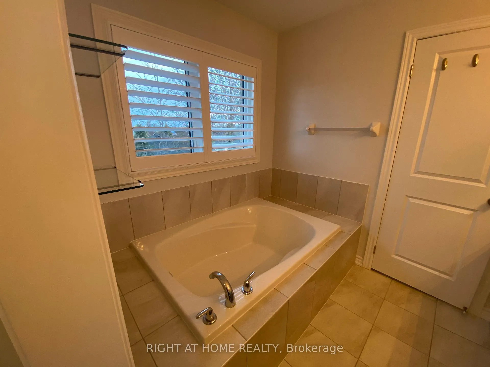 Photo 16 of 226 Lyle Drive, Clarington, Bowmanville — HOMEH