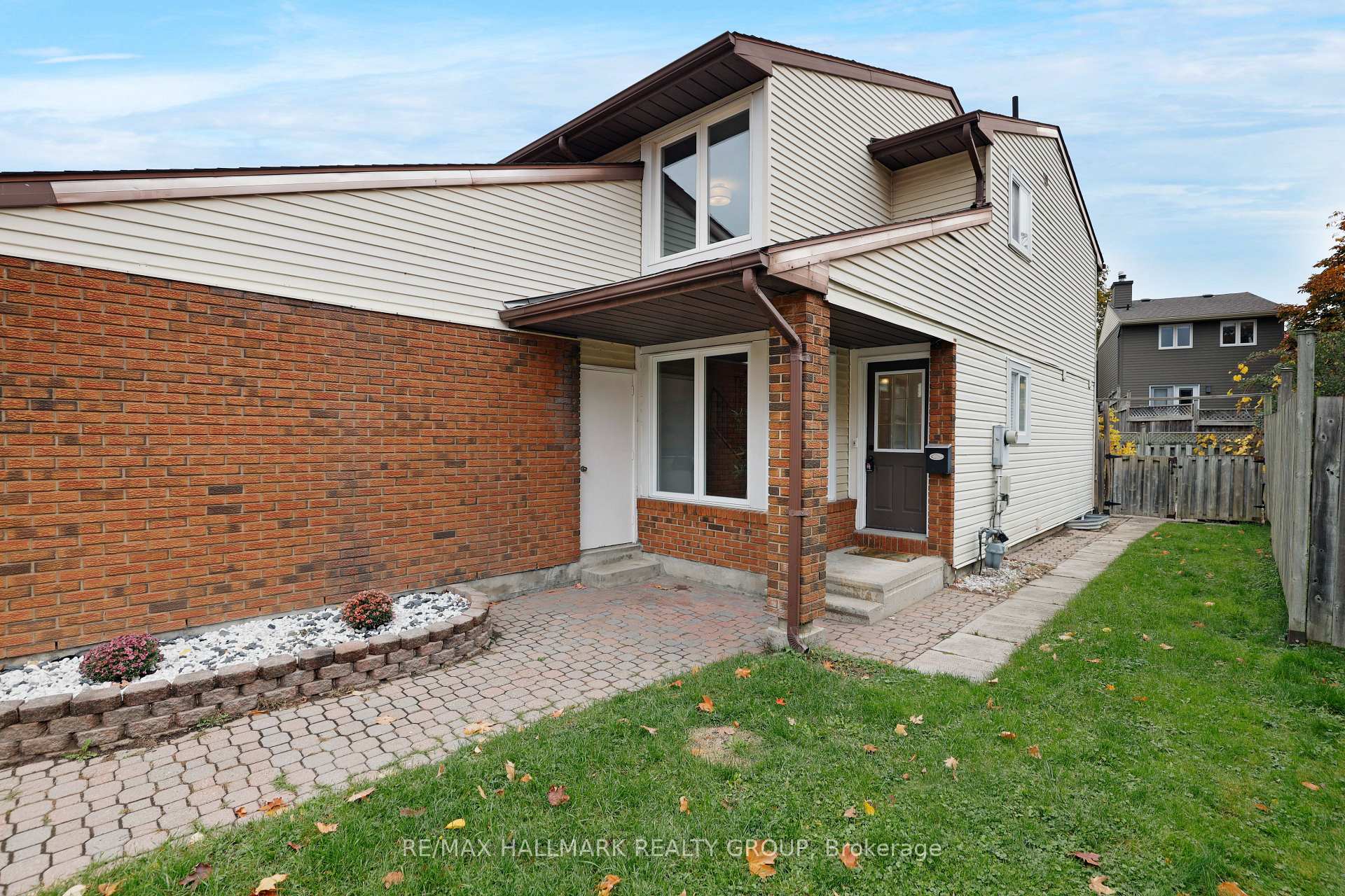 Photo 4 of 1637 Saxony Crescent, Ottawa, Pineview — HOMEH