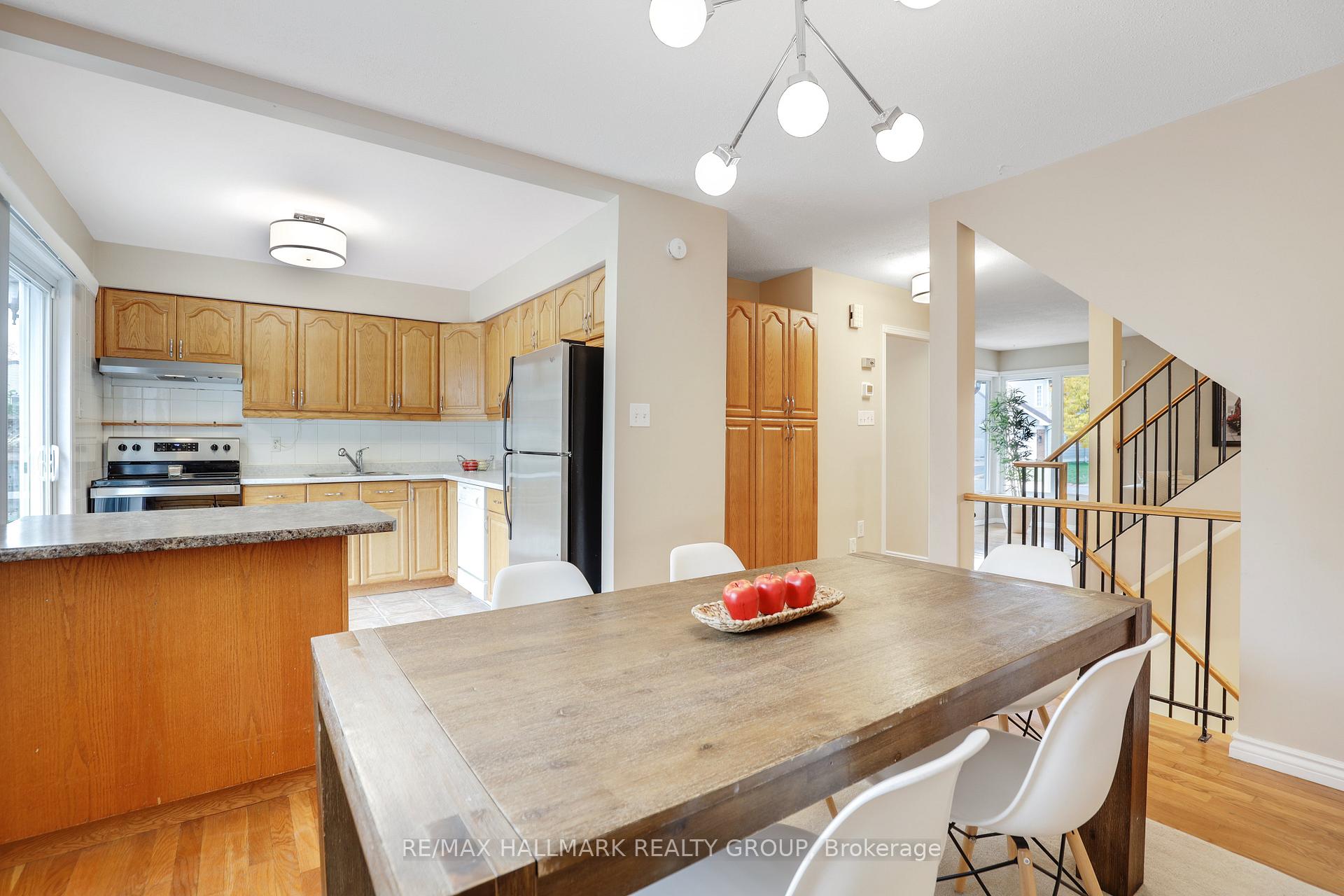 Photo 11 of 1637 Saxony Crescent, Ottawa, Pineview — HOMEH
