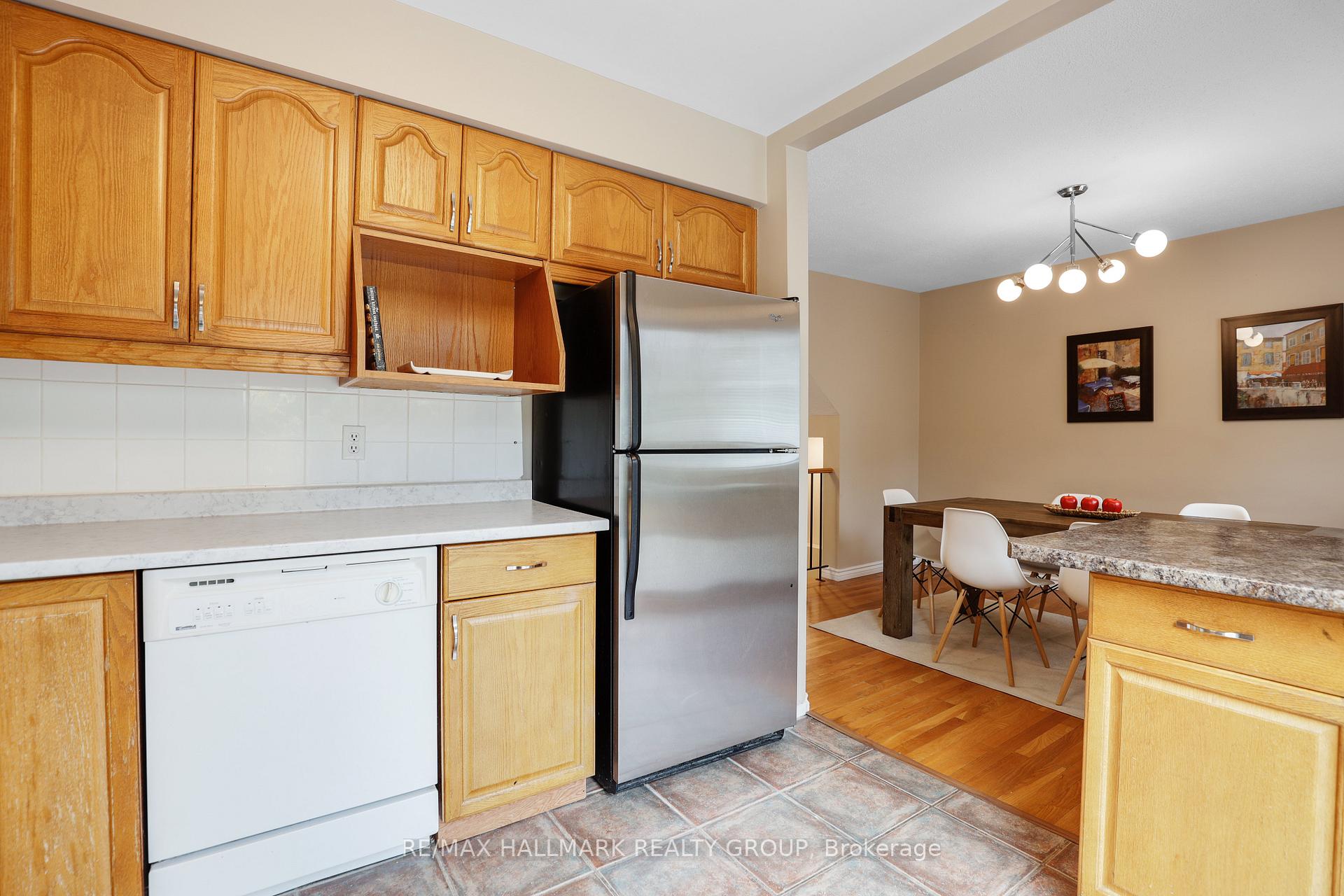 Photo 13 of 1637 Saxony Crescent, Ottawa, Pineview — HOMEH