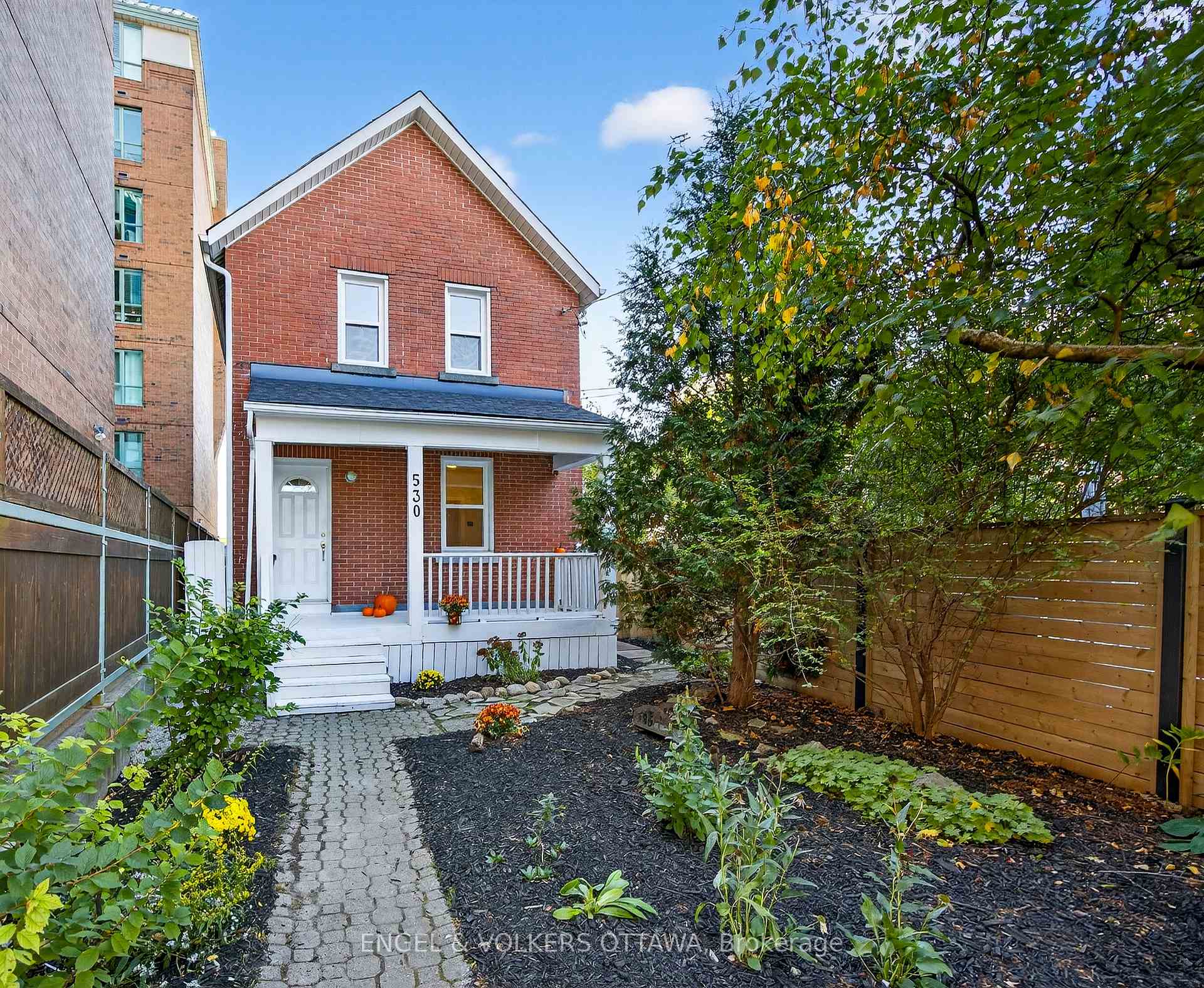 Front of 530 Cambridge Street S