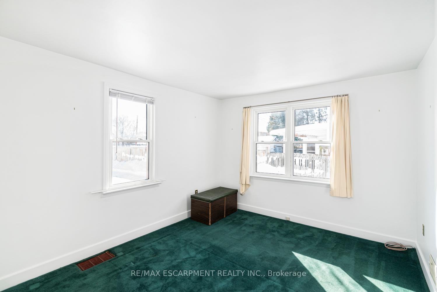 Photo 16 of 34 Norwich Road, Hamilton, Stoney Creek — HOMEH