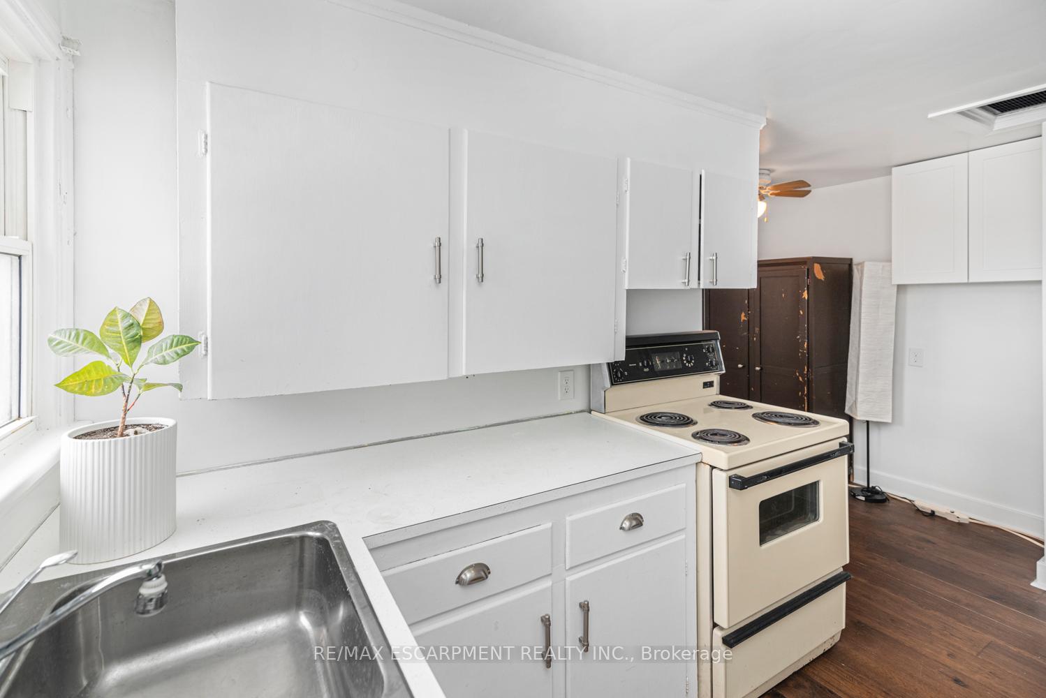 Photo 23 of 34 Norwich Road, Hamilton, Stoney Creek — HOMEH