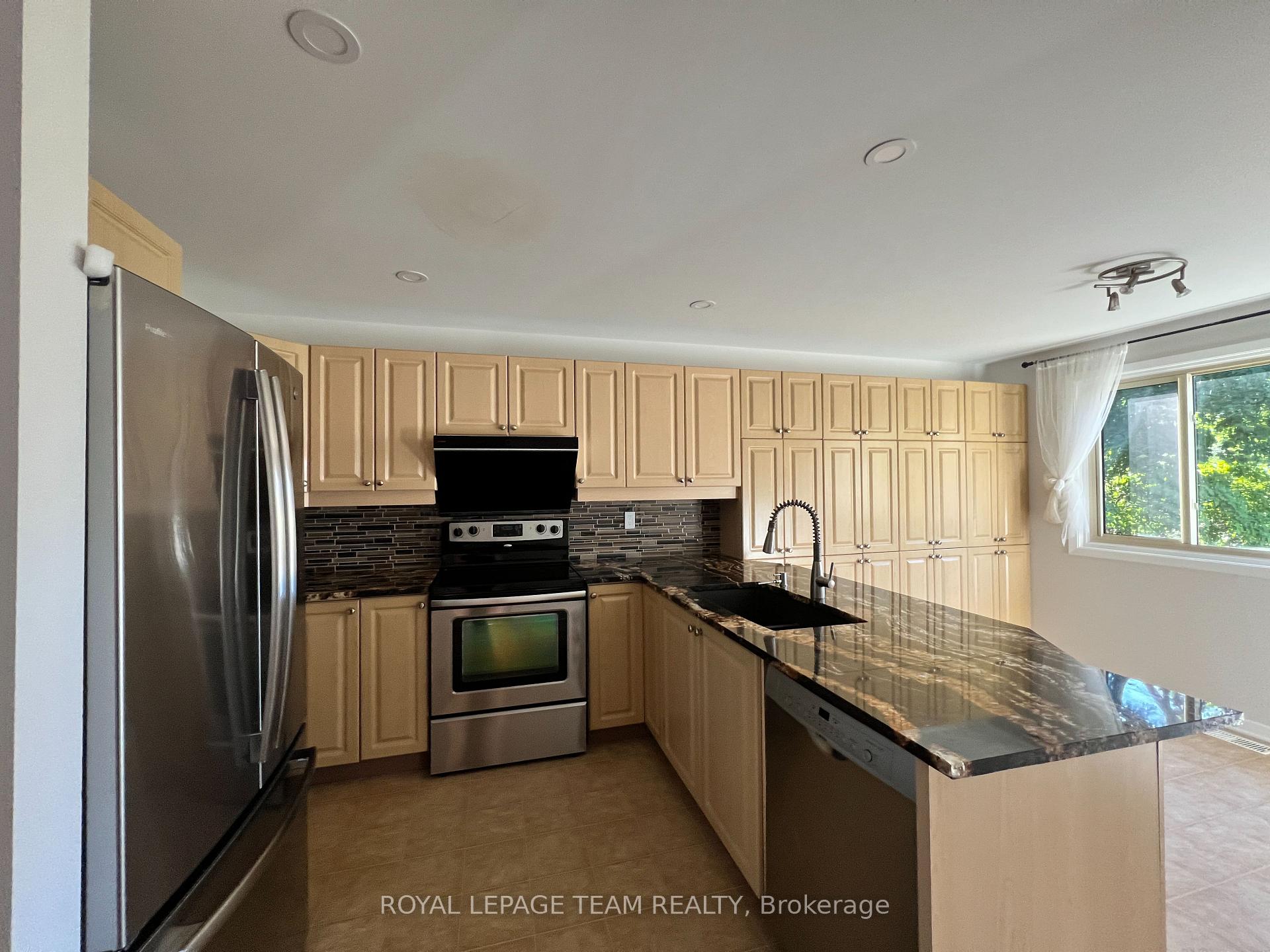 Photo 9 of 49 Farm Gate Crescent, Ottawa, Borden Farm/Stewart Farm/Carleton Heights/Parkwood Hills — HOMEH
