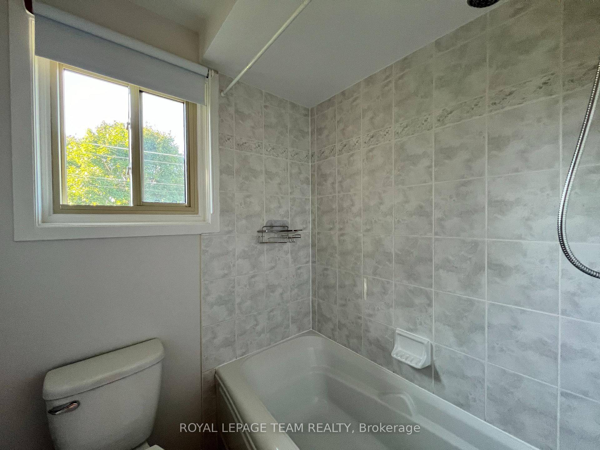 Photo 20 of 49 Farm Gate Crescent, Ottawa, Borden Farm/Stewart Farm/Carleton Heights/Parkwood Hills — HOMEH