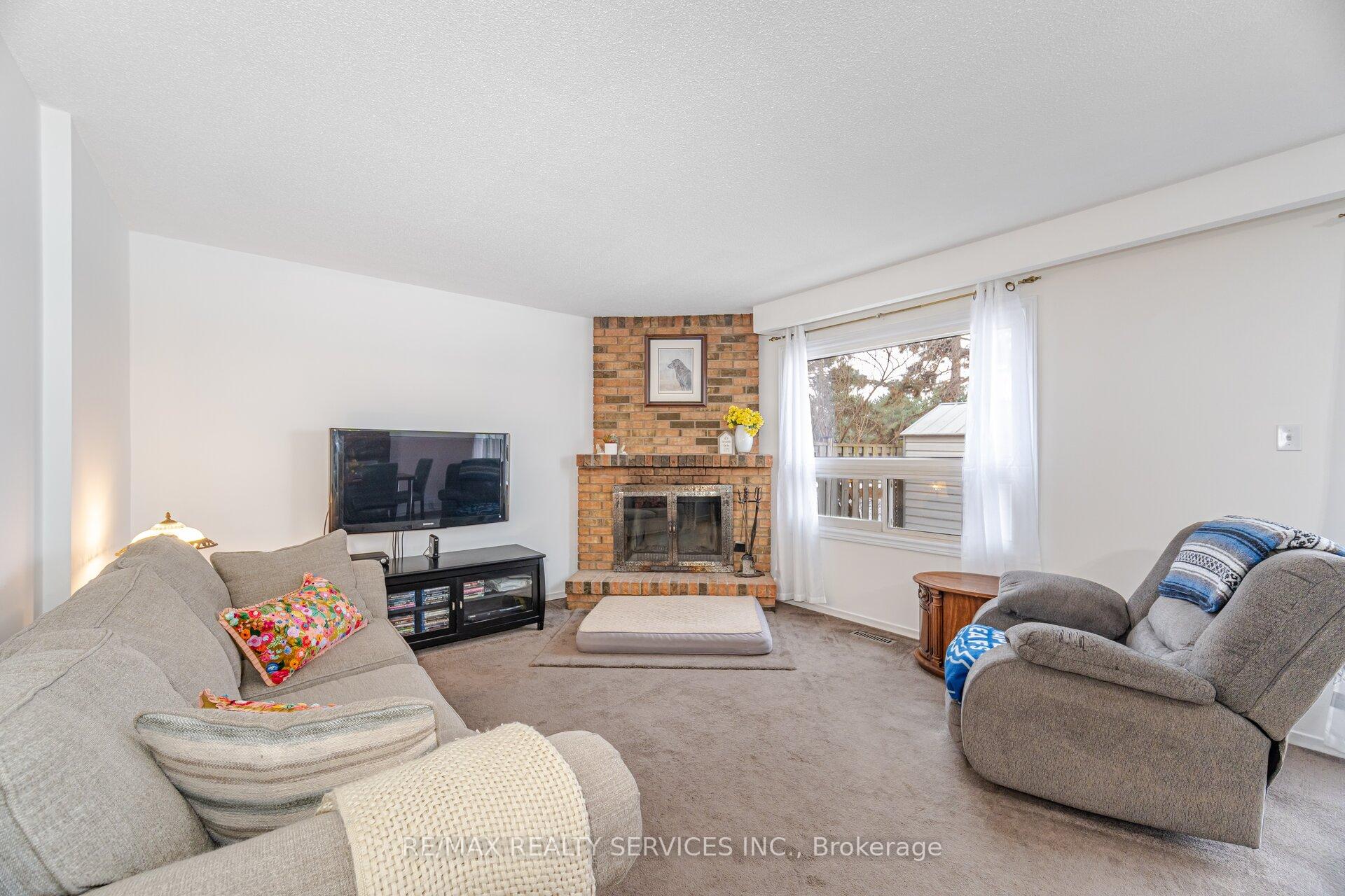 Photo 10 of 76 Simmons Boulevard, Brampton, Madoc — HOMEH