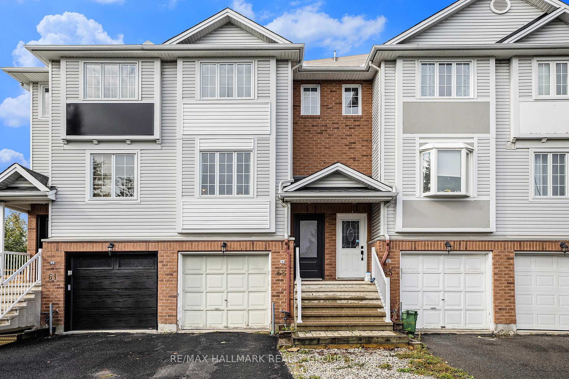 Photo 3 of 63 Manhattan Crescent, Ottawa, Central Park — HOMEH