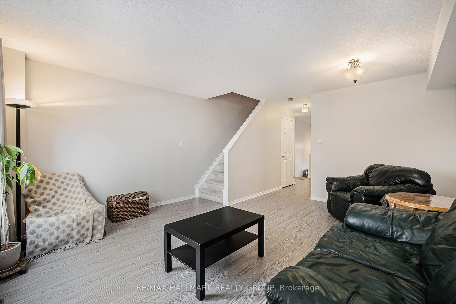 Photo 5 of 63 Manhattan Crescent, Ottawa, Central Park — HOMEH