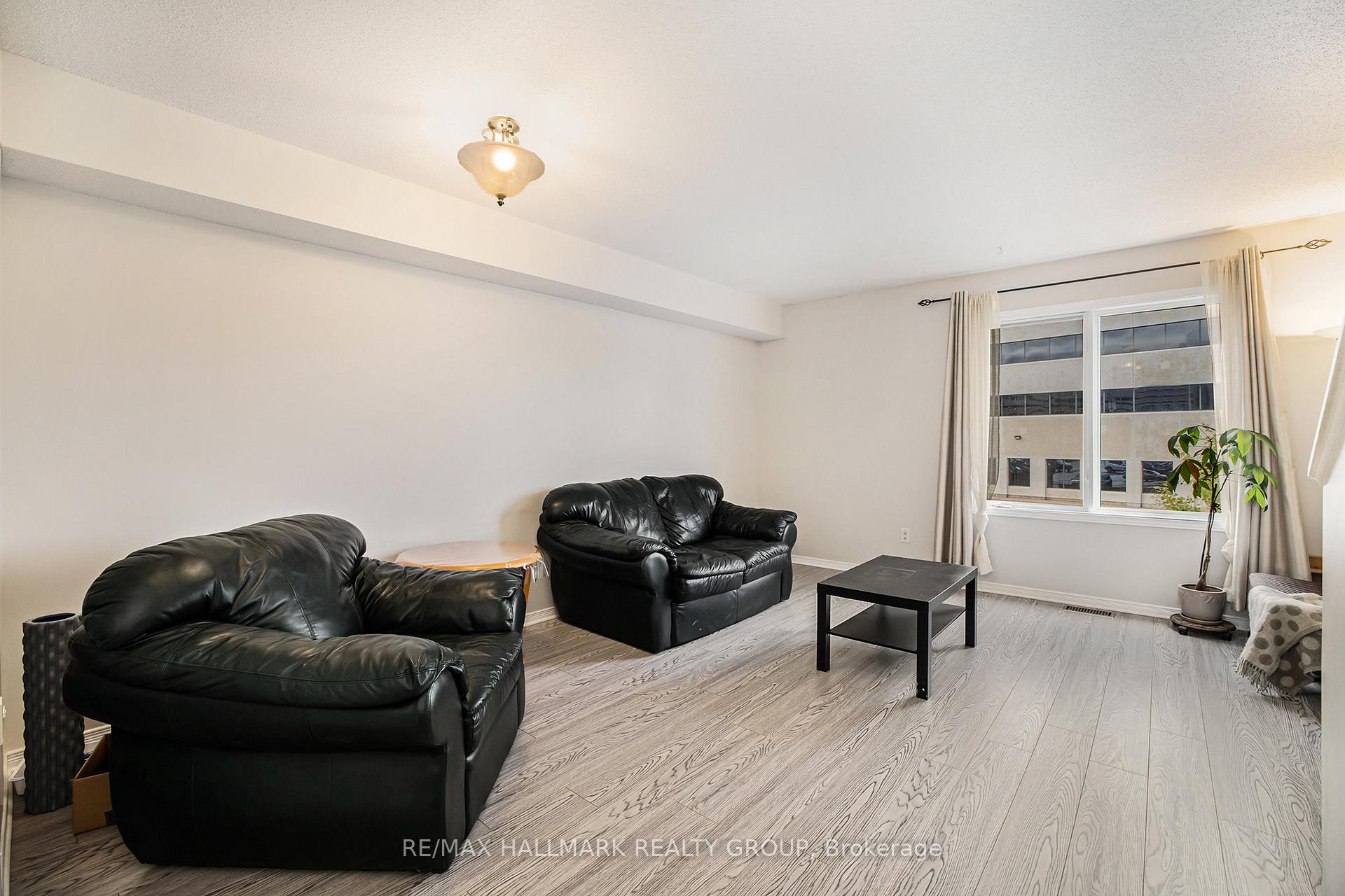 Photo 4 of 63 Manhattan Crescent, Ottawa, Central Park — HOMEH