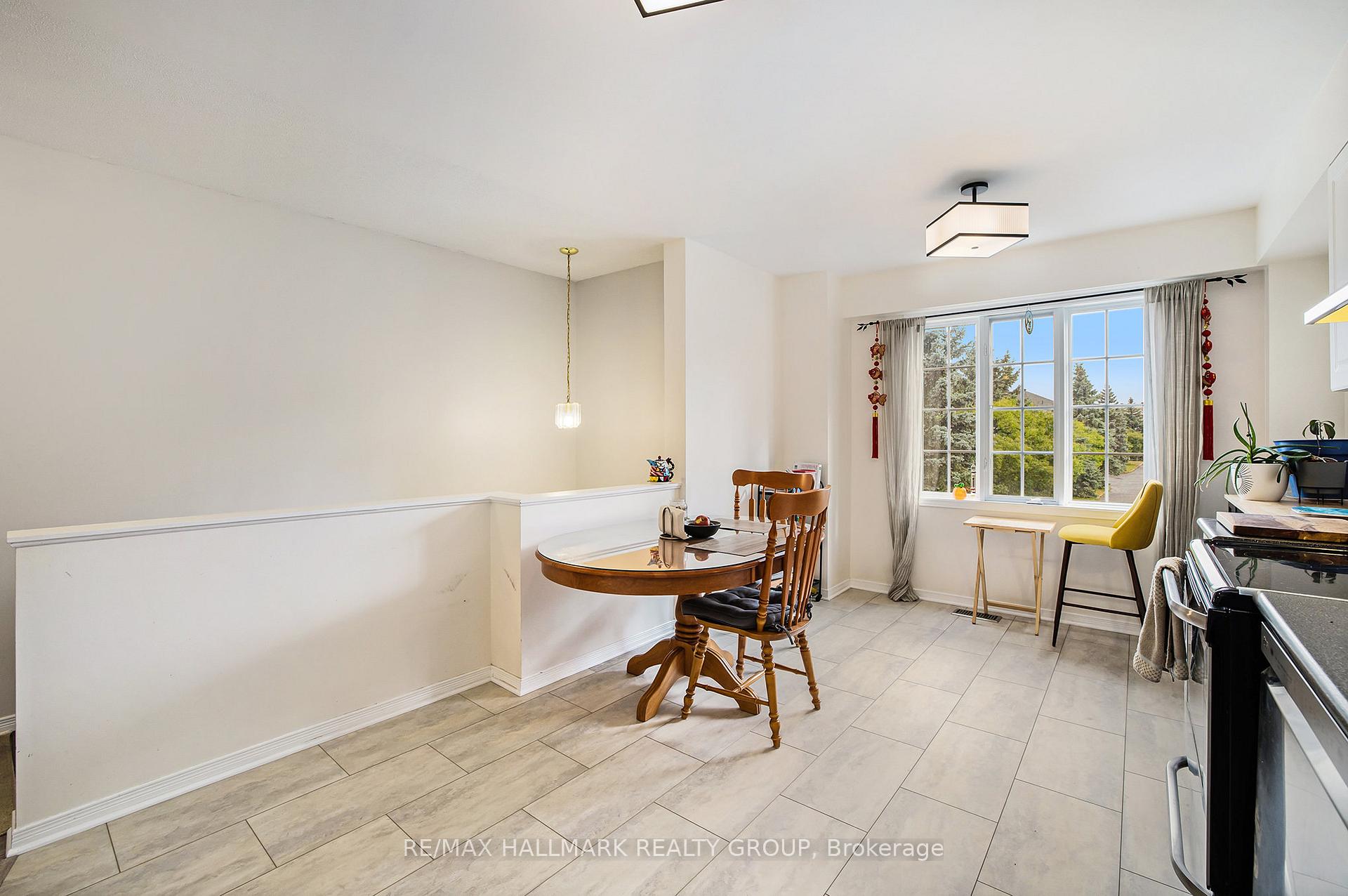 Photo 8 of 63 Manhattan Crescent, Ottawa, Central Park — HOMEH