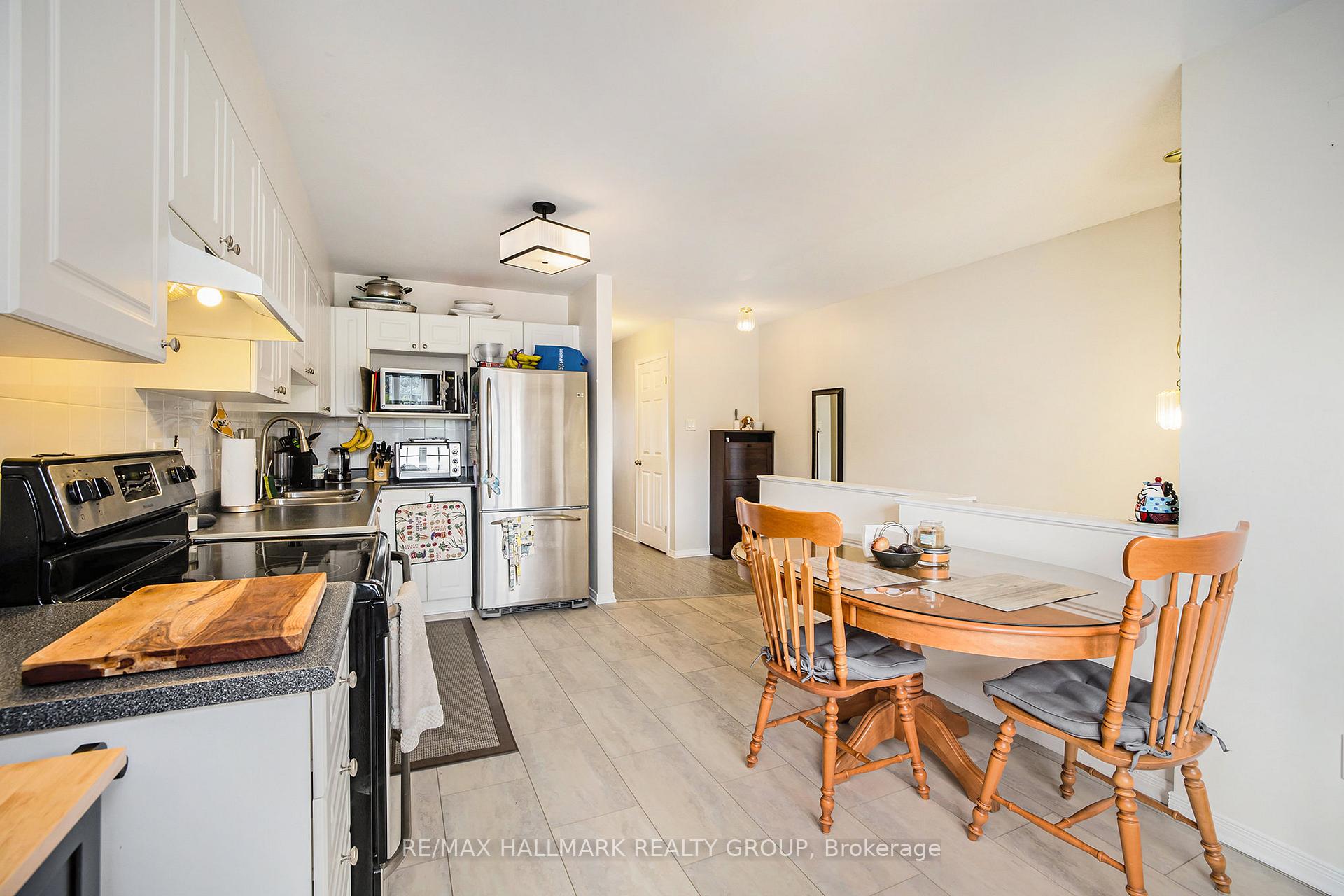 Photo 7 of 63 Manhattan Crescent, Ottawa, Central Park — HOMEH