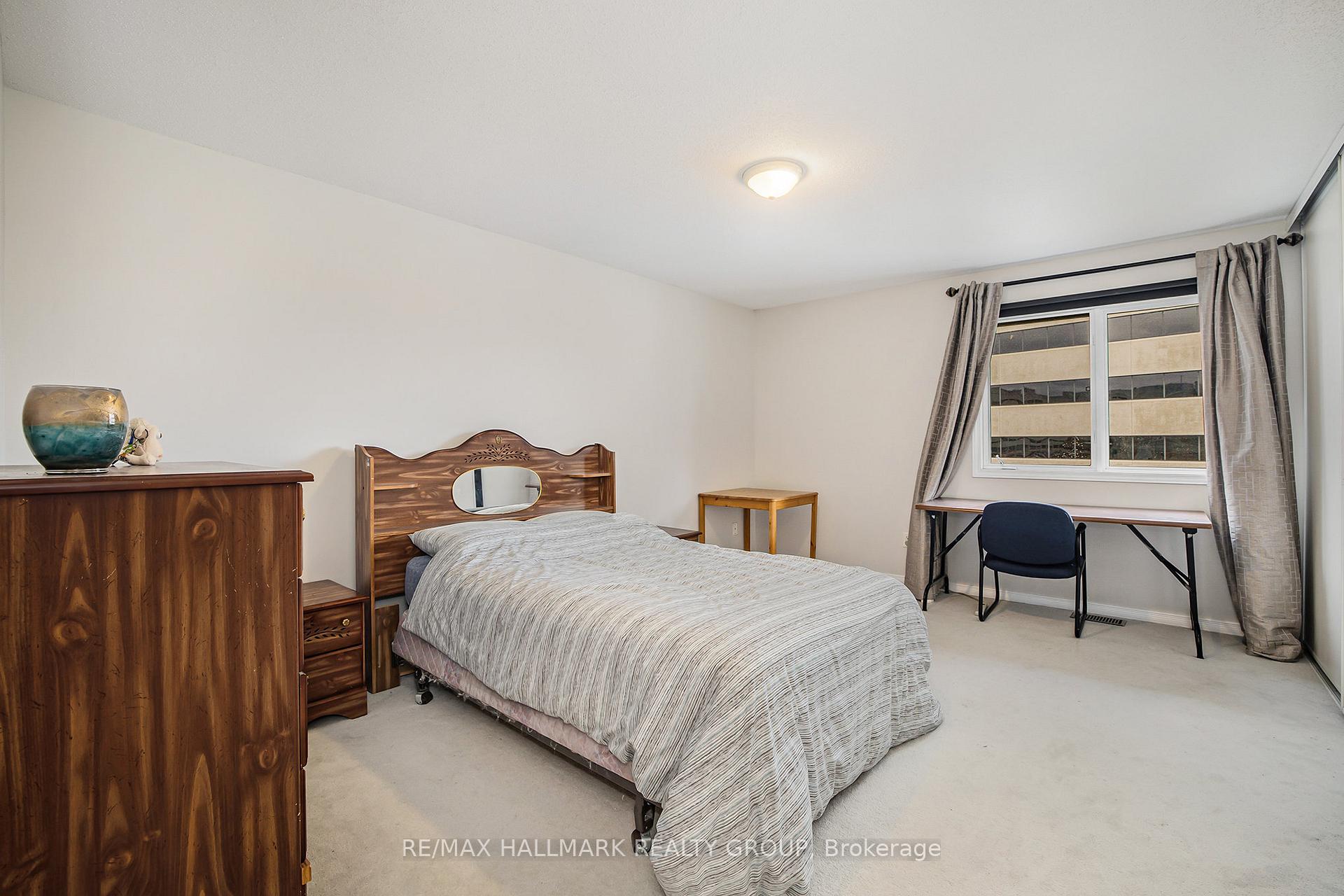 Photo 12 of 63 Manhattan Crescent, Ottawa, Central Park — HOMEH