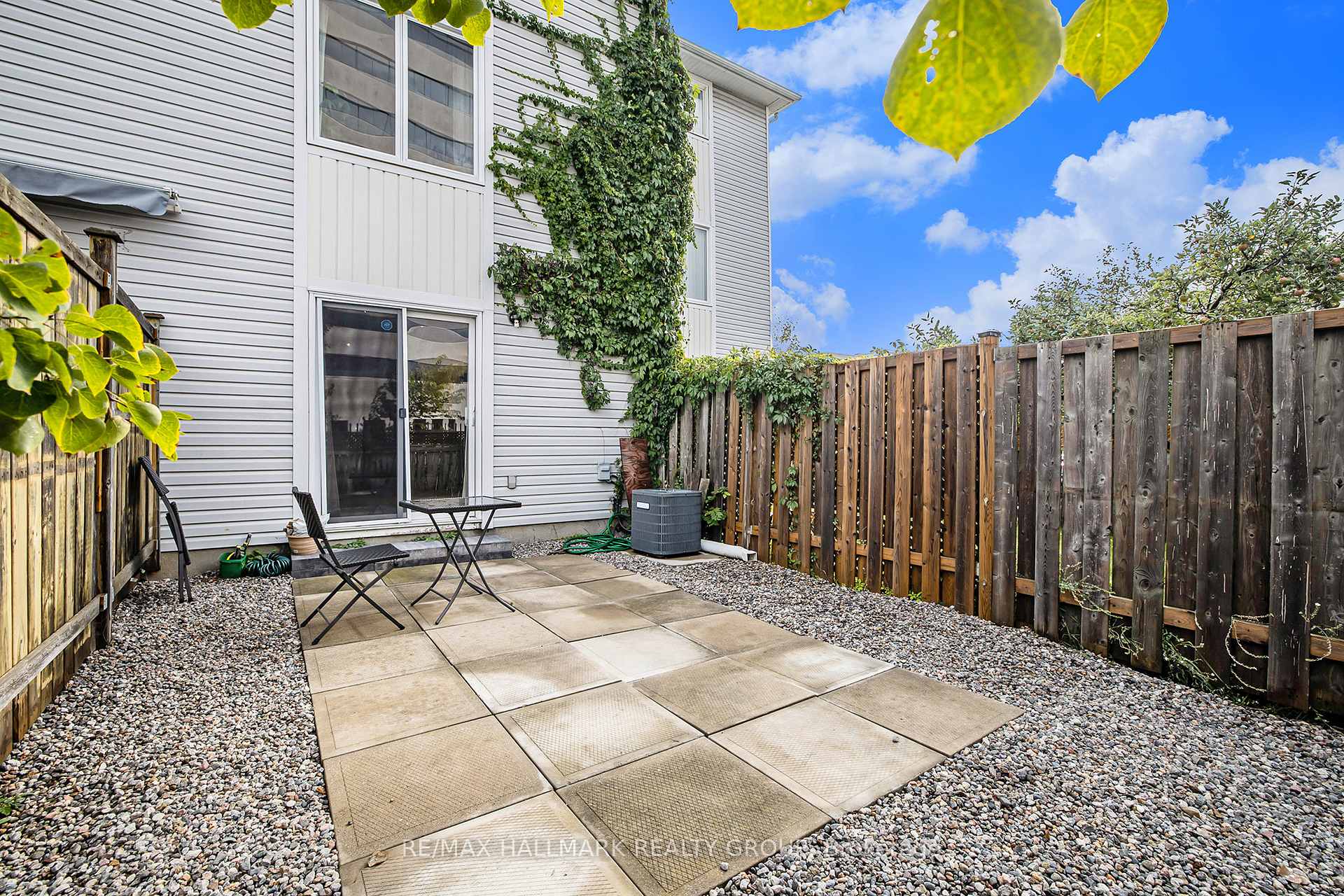 Photo 16 of 63 Manhattan Crescent, Ottawa, Central Park — HOMEH