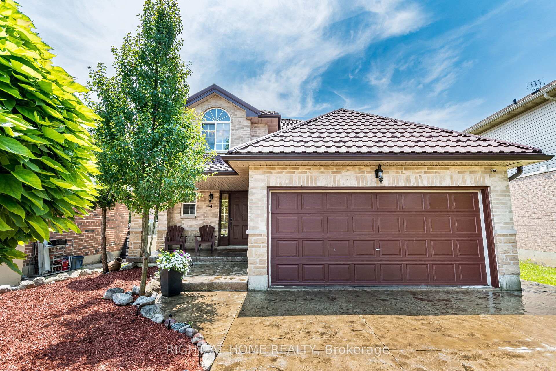 Photo 2 of 64 Solsbury Crescent, Hamilton, Mount Hope — HOMEH